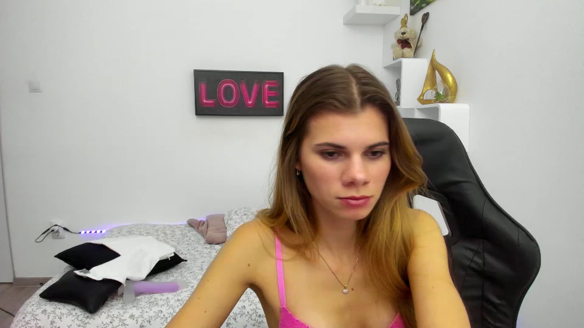Gallery image thumbnail from RileyReid_18's myfreecams stream on, 01/18/2023, 22:33 image 15 of 20