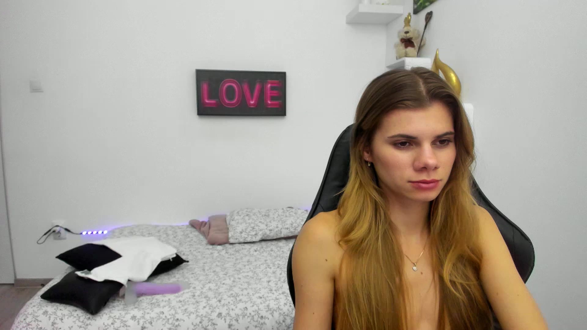 Gallery image thumbnail from RileyReid_18's myfreecams stream on, 01/19/2023, 01:07 image 9 of 20