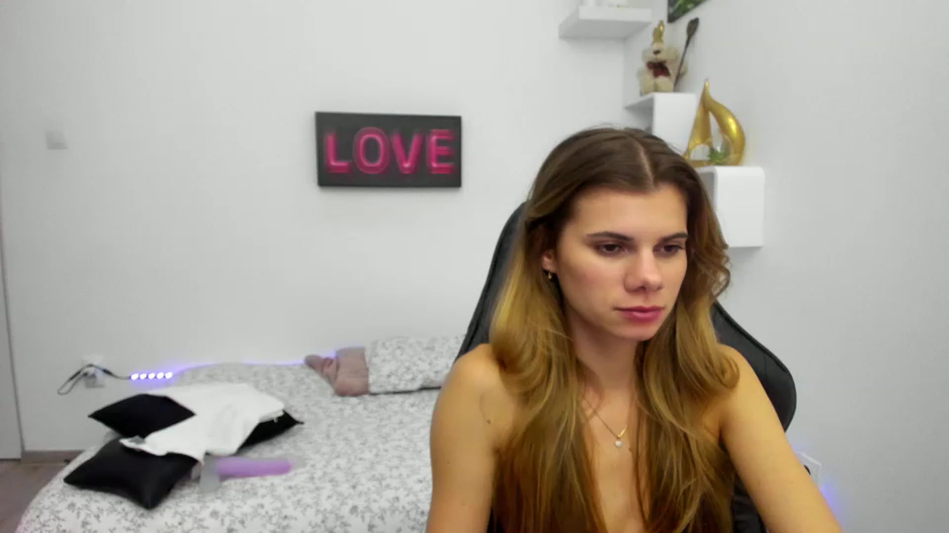 Gallery image thumbnail from RileyReid_18's myfreecams stream on, 01/19/2023, 01:07 image 12 of 20