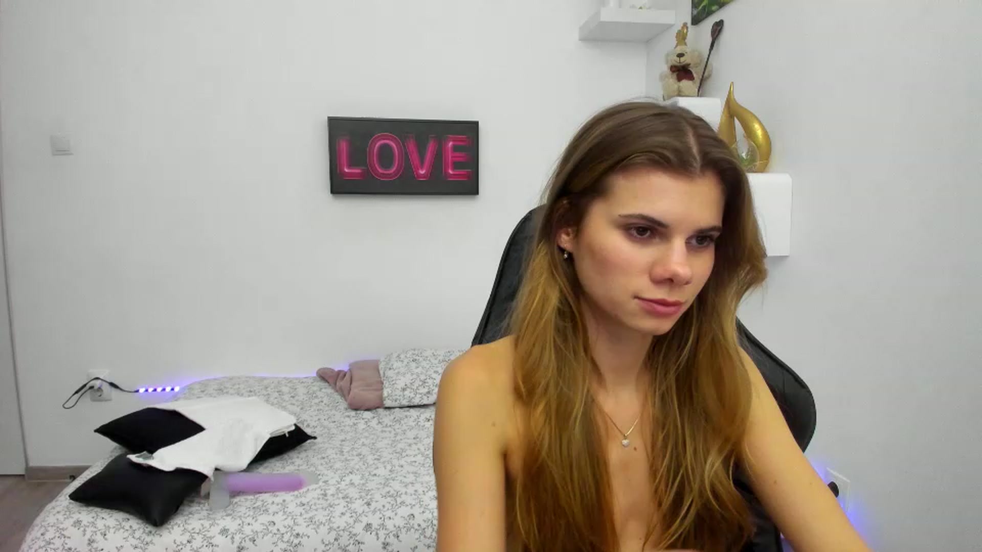 Gallery image thumbnail from RileyReid_18's myfreecams stream on, 01/19/2023, 01:07 image 11 of 20