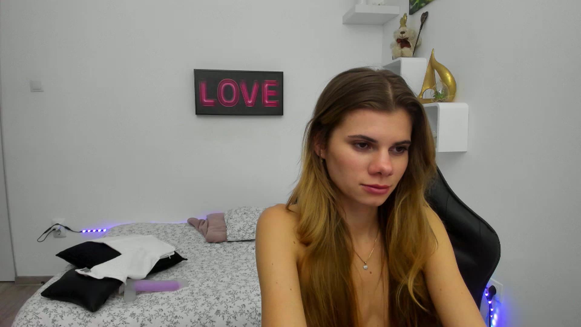 Gallery image thumbnail from RileyReid_18's myfreecams stream on, 01/19/2023, 01:07 image 8 of 20