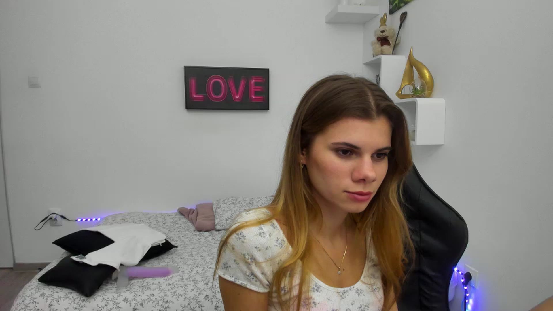 Gallery image thumbnail from RileyReid_18's myfreecams stream on, 01/19/2023, 01:07 image 1 of 20