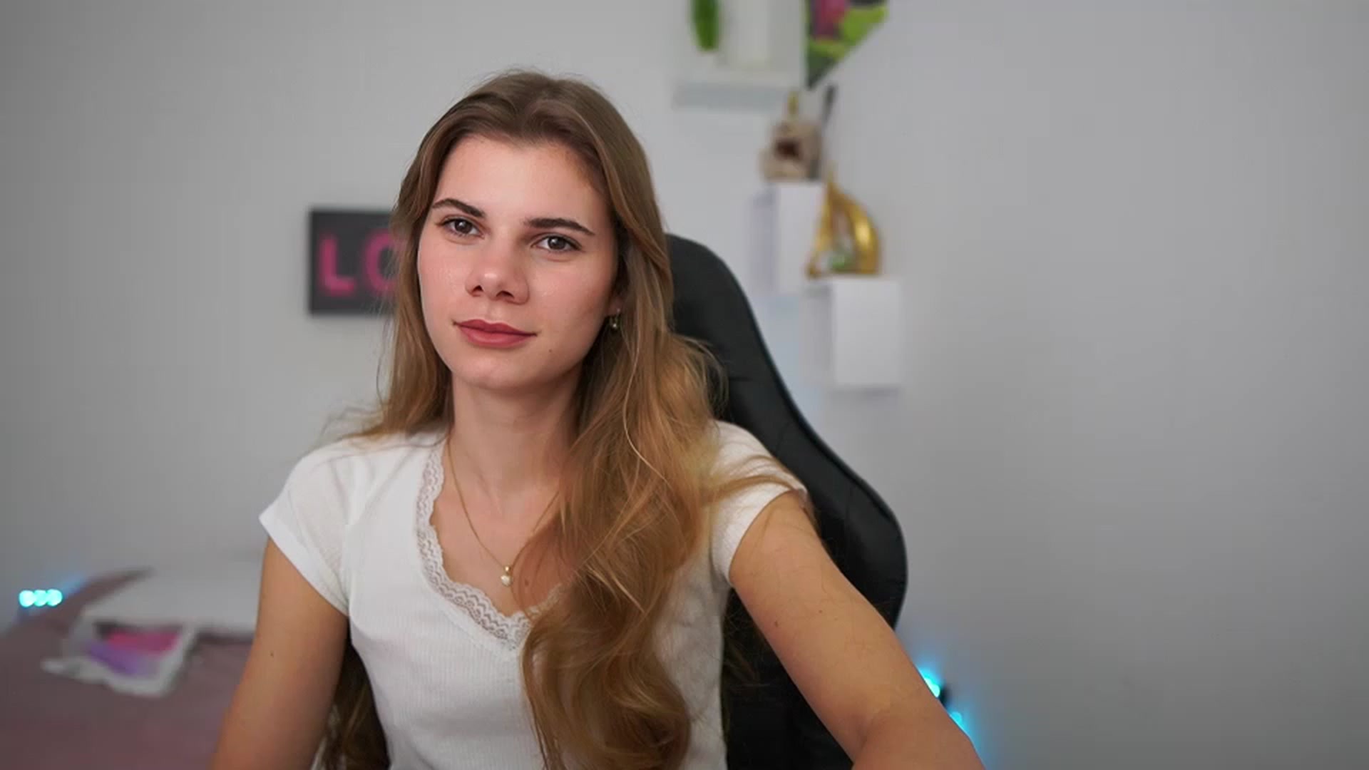 Gallery image thumbnail from RileyReid_18's myfreecams stream on, 01/19/2023, 19:57 image 17 of 20