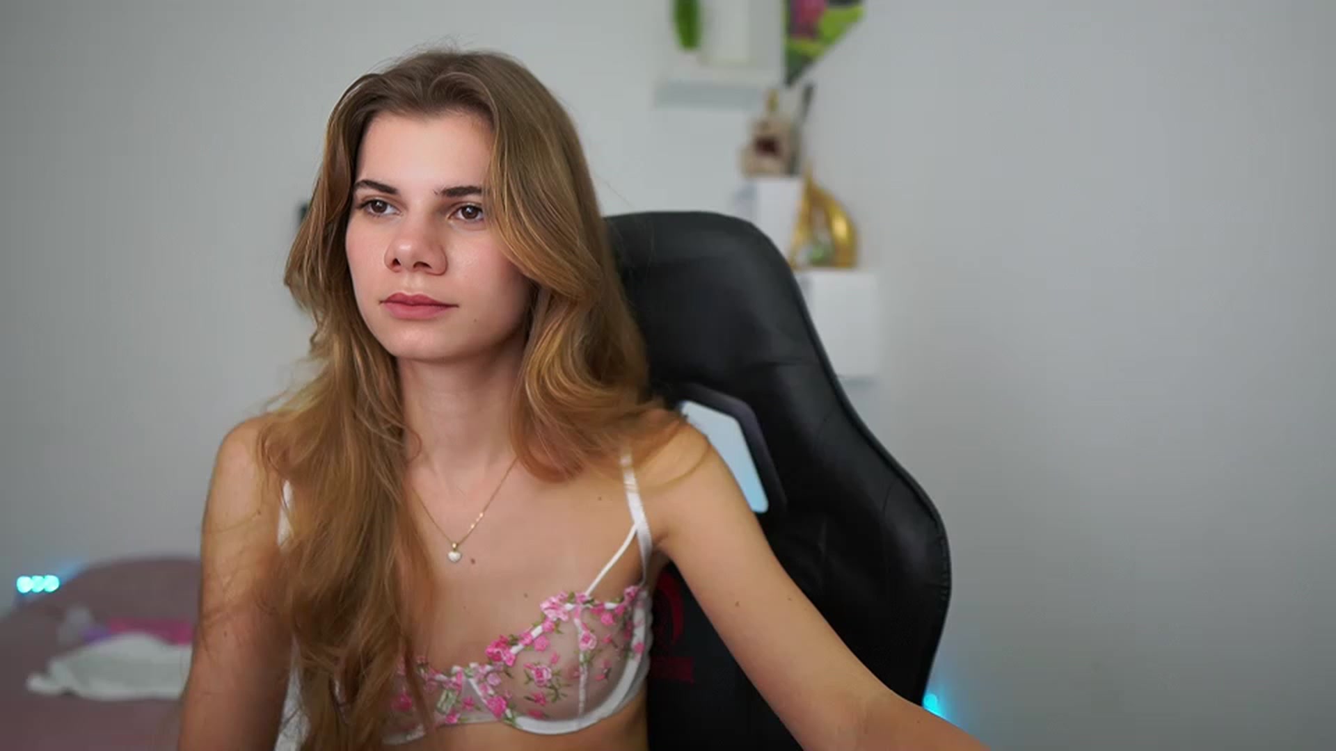Gallery image thumbnail from RileyReid_18's myfreecams stream on, 01/19/2023, 21:32 image 15 of 20