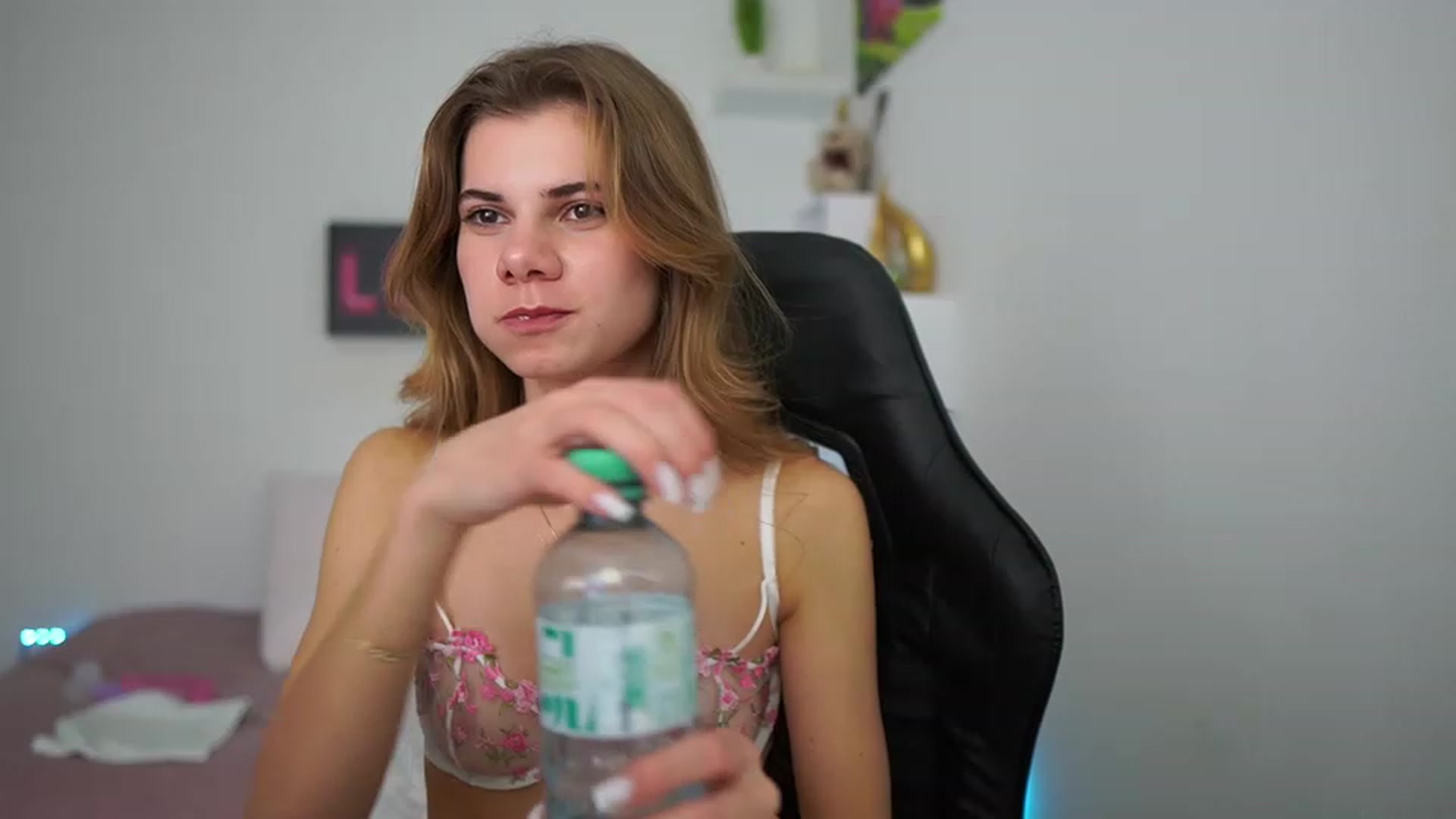 Gallery image thumbnail from RileyReid_18's myfreecams stream on, 01/19/2023, 21:32 image 8 of 20