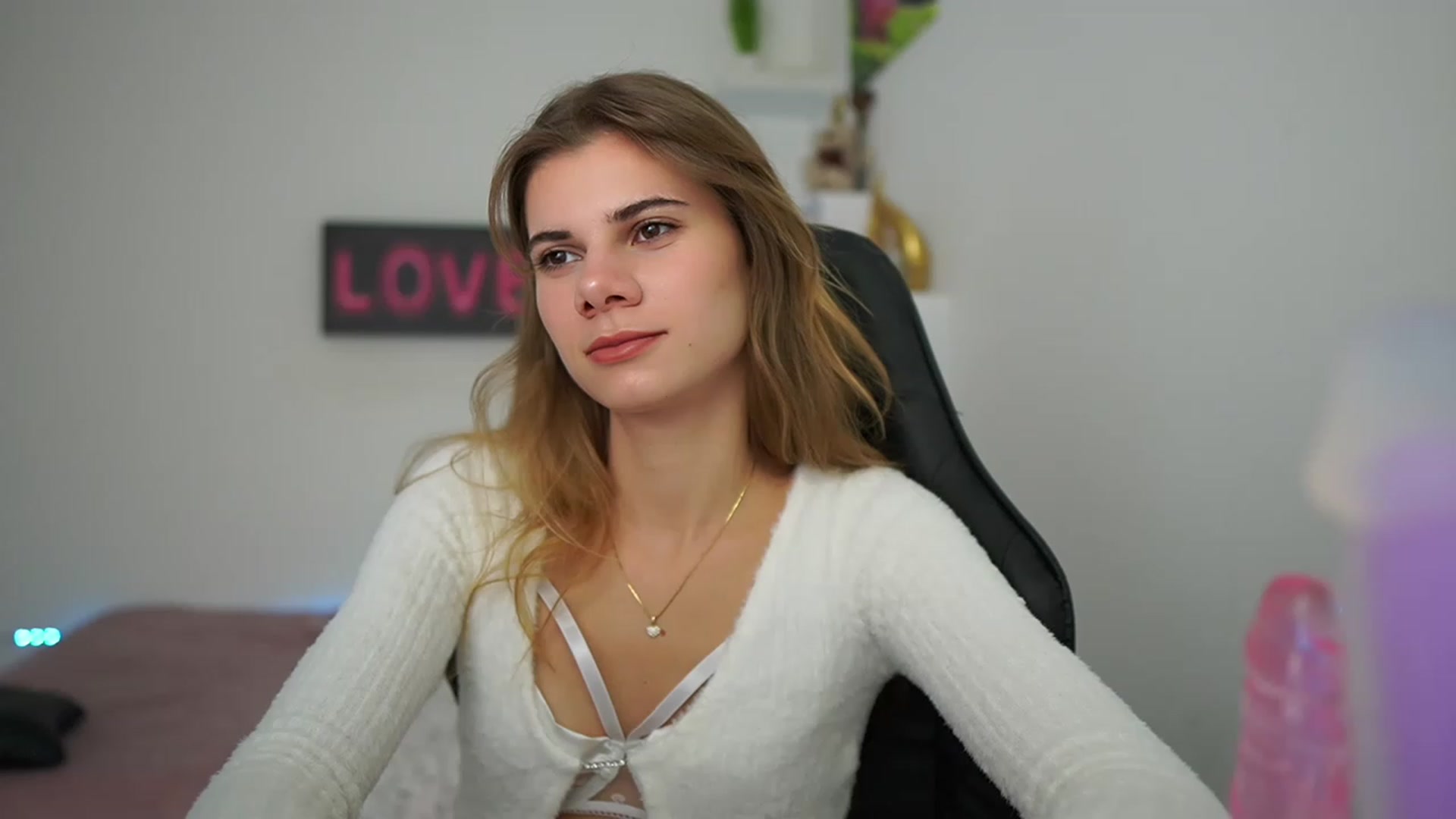 Gallery image thumbnail from RileyReid_18's myfreecams stream on, 01/21/2023, 14:53 image 3 of 20