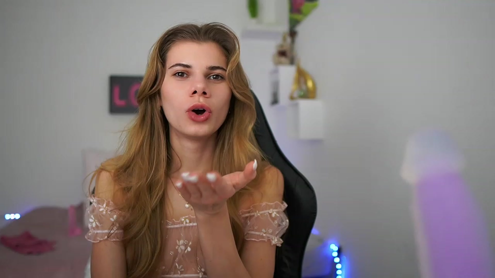 Gallery image thumbnail from RileyReid_18's myfreecams stream on, 01/22/2023, 18:26 image 4 of 20