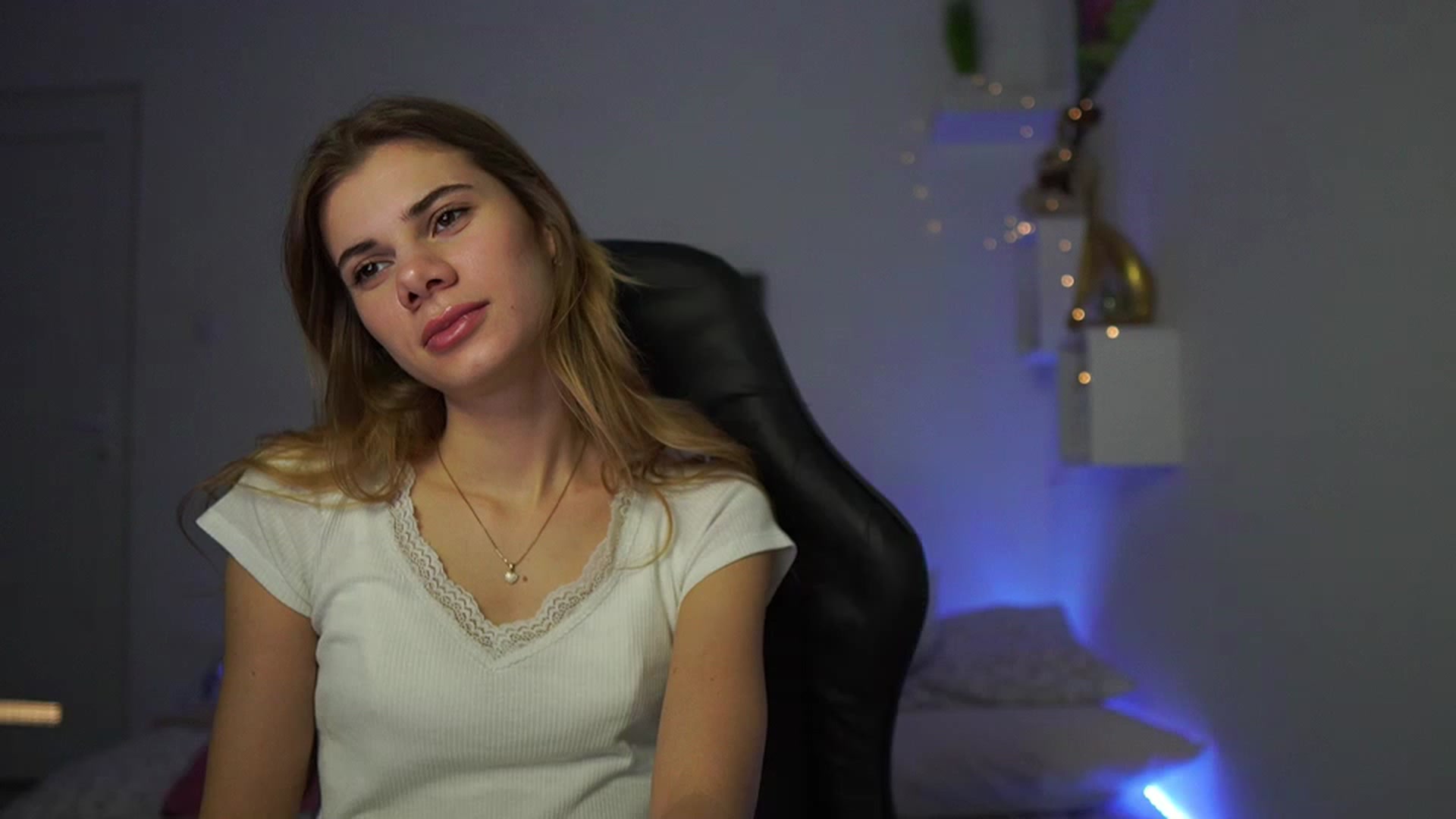 Gallery image thumbnail from RileyReid_18's myfreecams stream on, 02/07/2023, 15:28 image 4 of 20