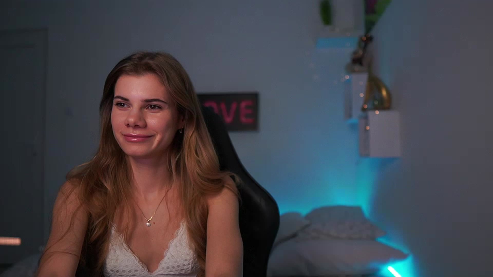 Gallery image thumbnail from RileyReid_18's myfreecams stream on, 02/07/2023, 16:58 image 17 of 20