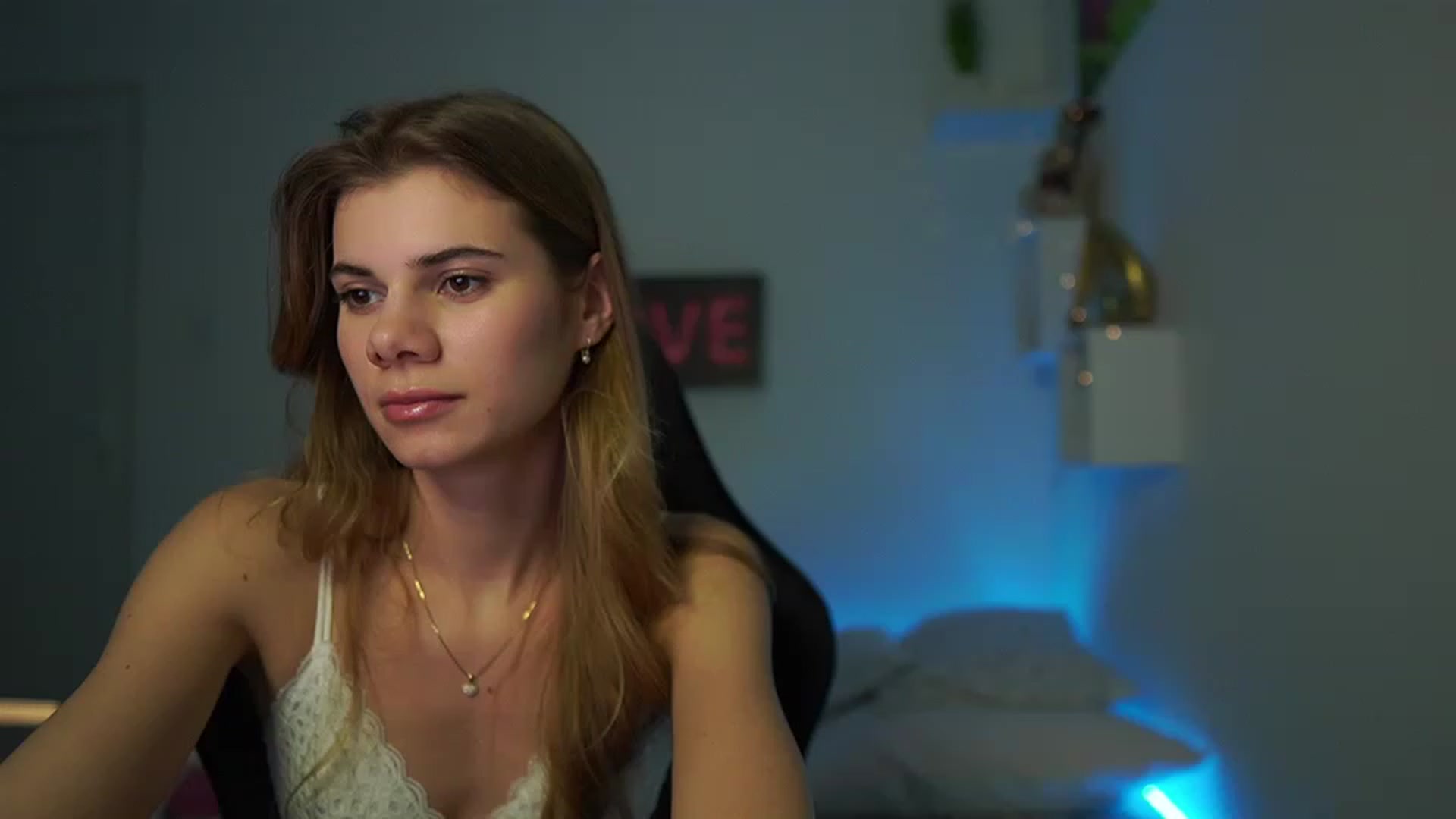 Gallery image thumbnail from RileyReid_18's myfreecams stream on, 02/07/2023, 16:58 image 14 of 20