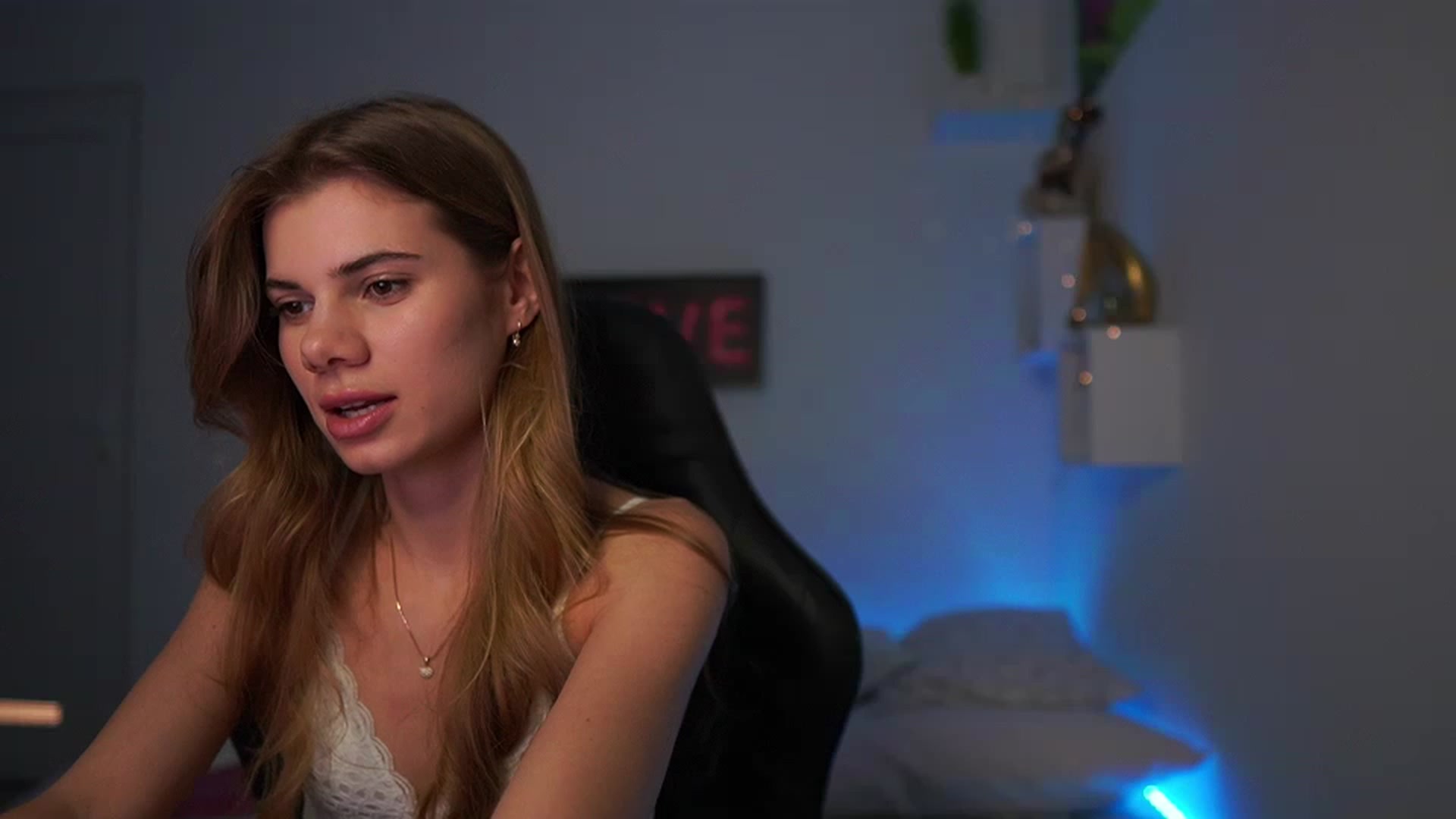 Gallery image thumbnail from RileyReid_18's myfreecams stream on, 02/07/2023, 16:58 image 13 of 20