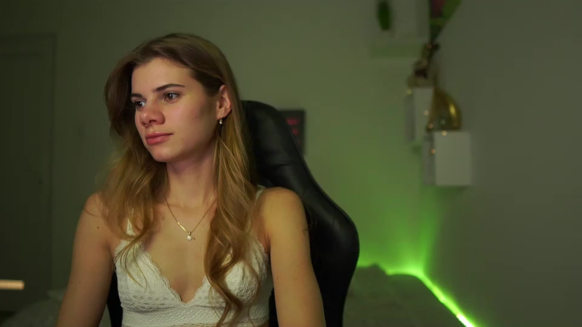 Gallery image thumbnail from RileyReid_18's myfreecams stream on, 02/07/2023, 18:59 image 3 of 20