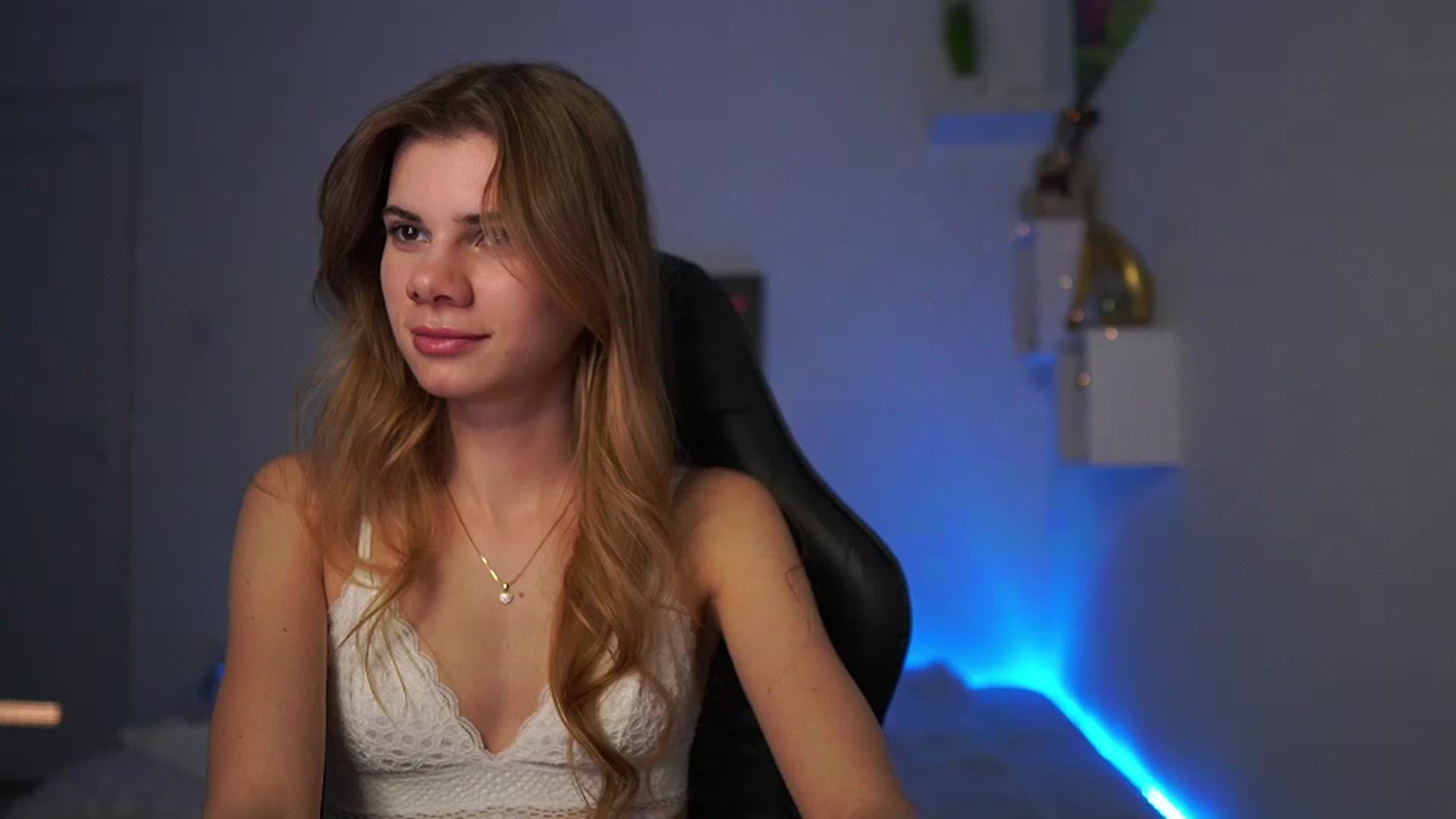 Gallery image thumbnail from RileyReid_18's myfreecams stream on, 02/07/2023, 18:59 image 1 of 20