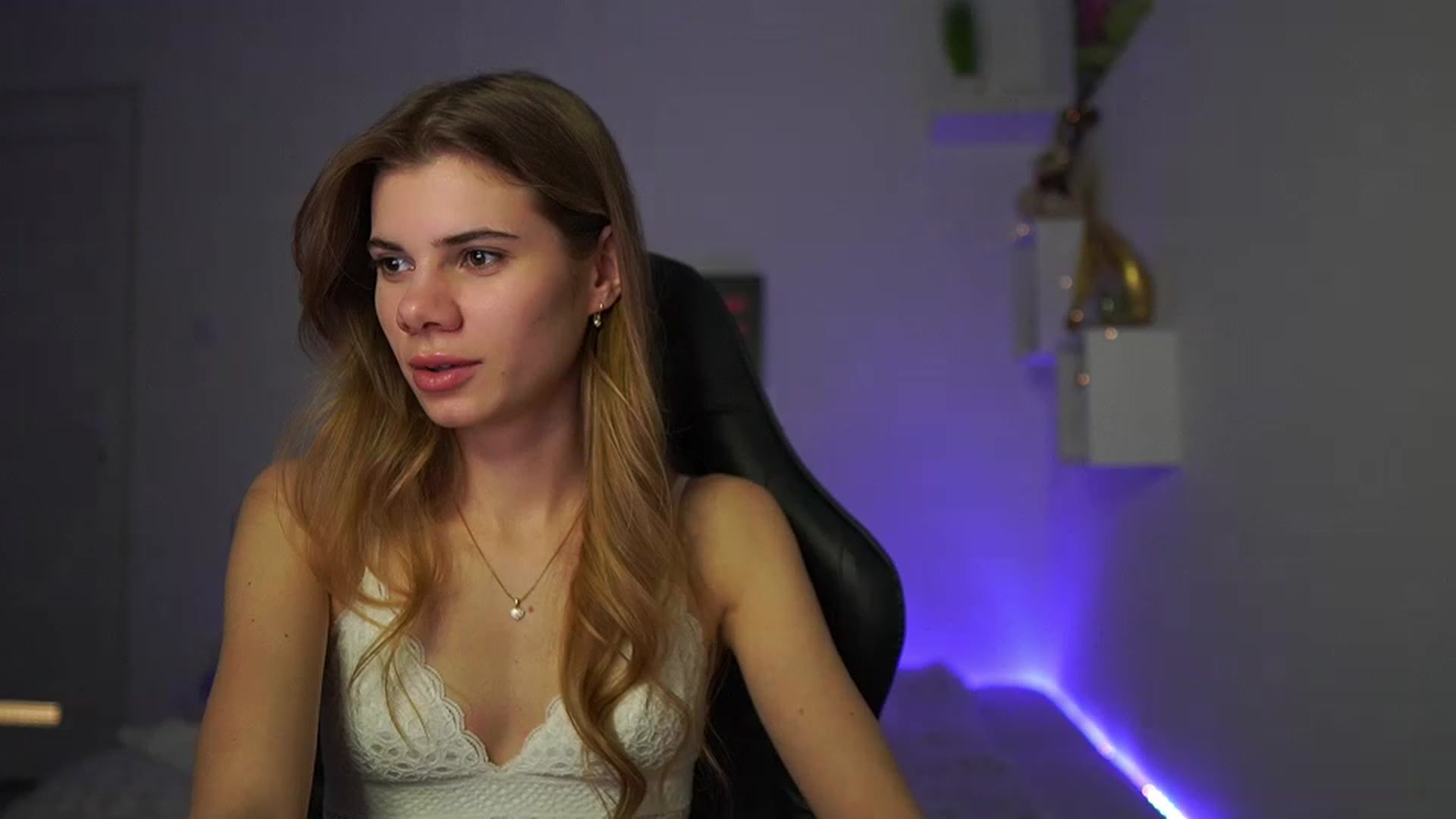 Gallery image thumbnail from RileyReid_18's myfreecams stream on, 02/07/2023, 18:59 image 5 of 20