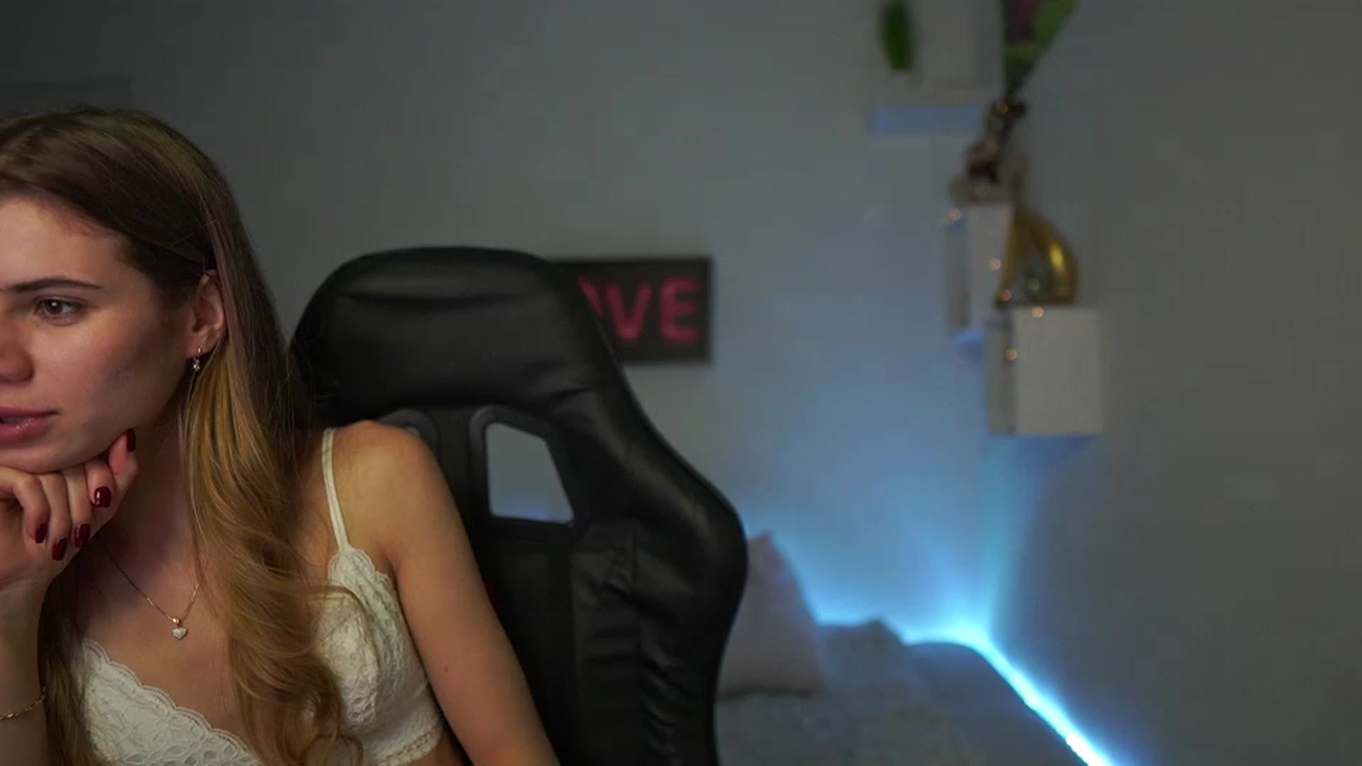 Gallery image thumbnail from RileyReid_18's myfreecams stream on, 02/07/2023, 18:59 image 14 of 20
