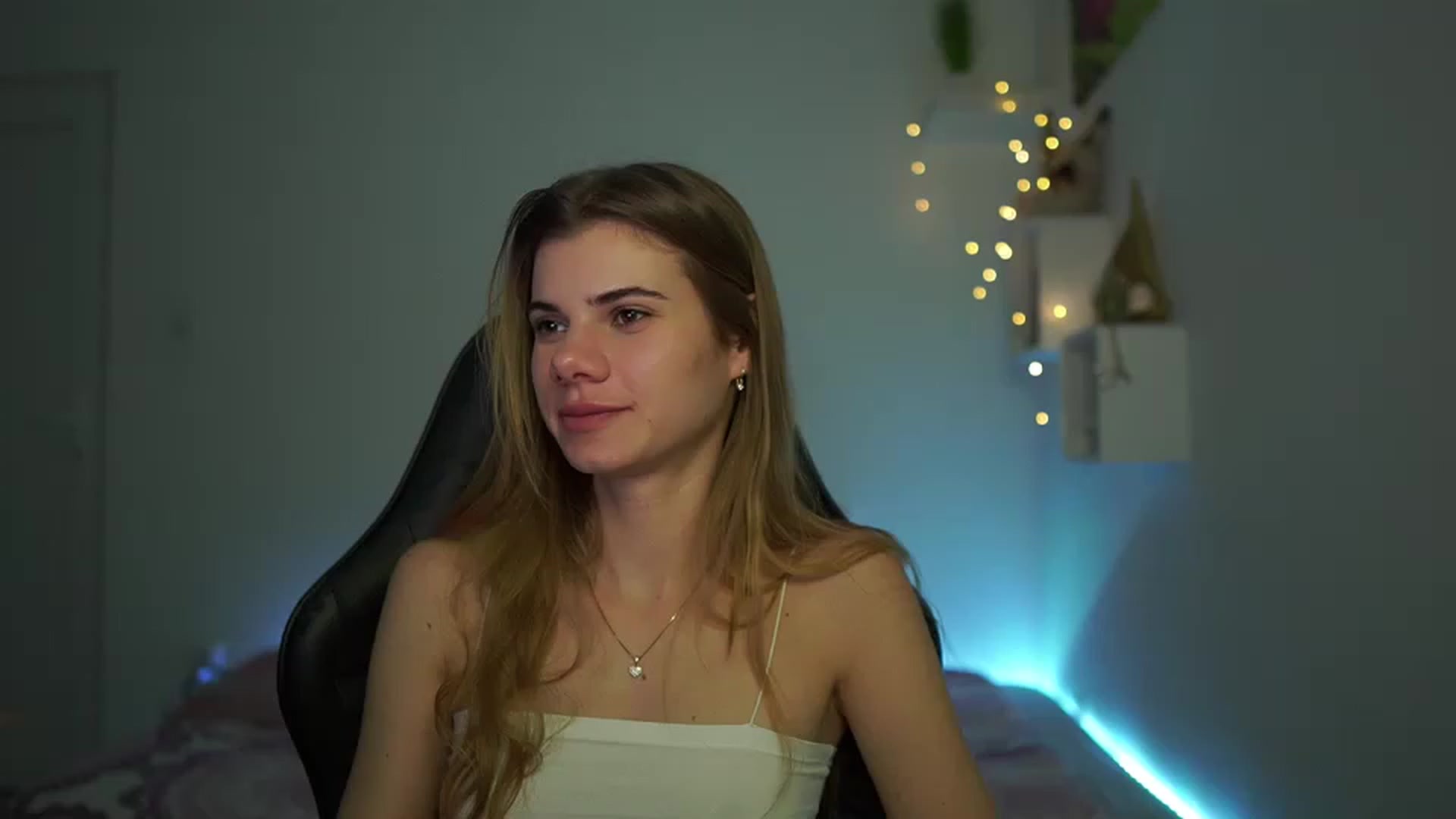 Gallery image thumbnail from RileyReid_18's myfreecams stream on, 02/26/2023, 15:13 image 13 of 20