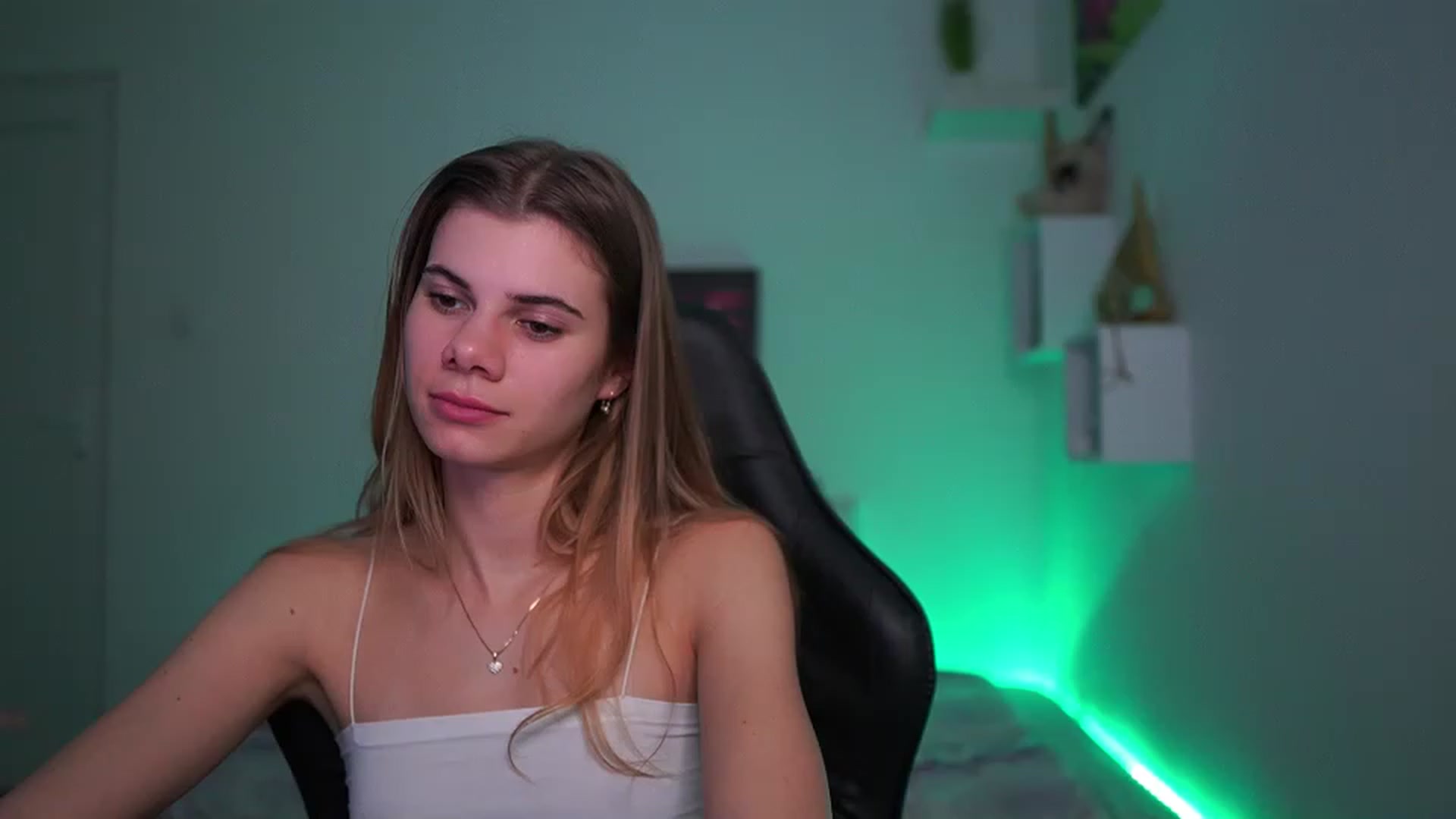 Gallery image thumbnail from RileyReid_18's myfreecams stream on, 02/26/2023, 19:03 image 10 of 20