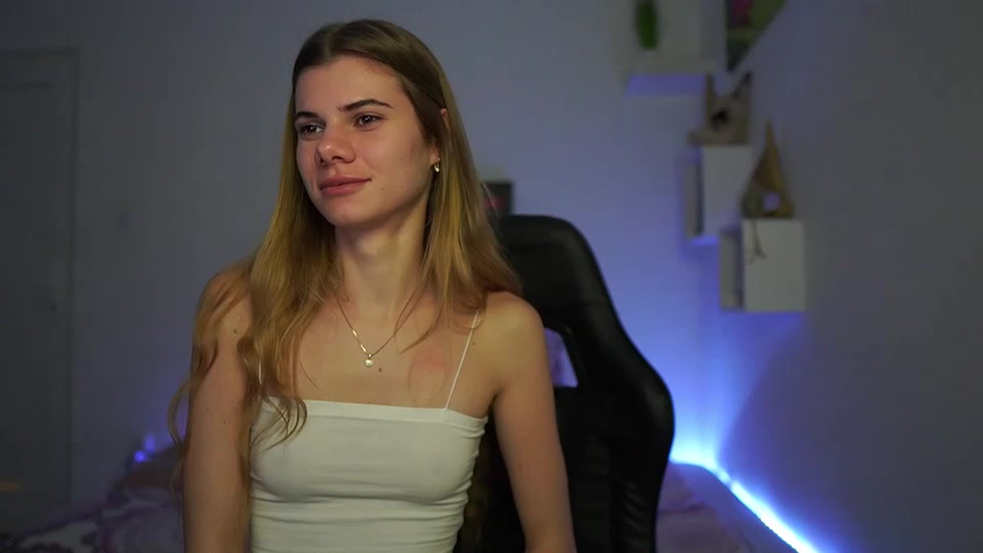 Gallery image thumbnail from RileyReid_18's myfreecams stream on, 02/26/2023, 19:03 image 17 of 20