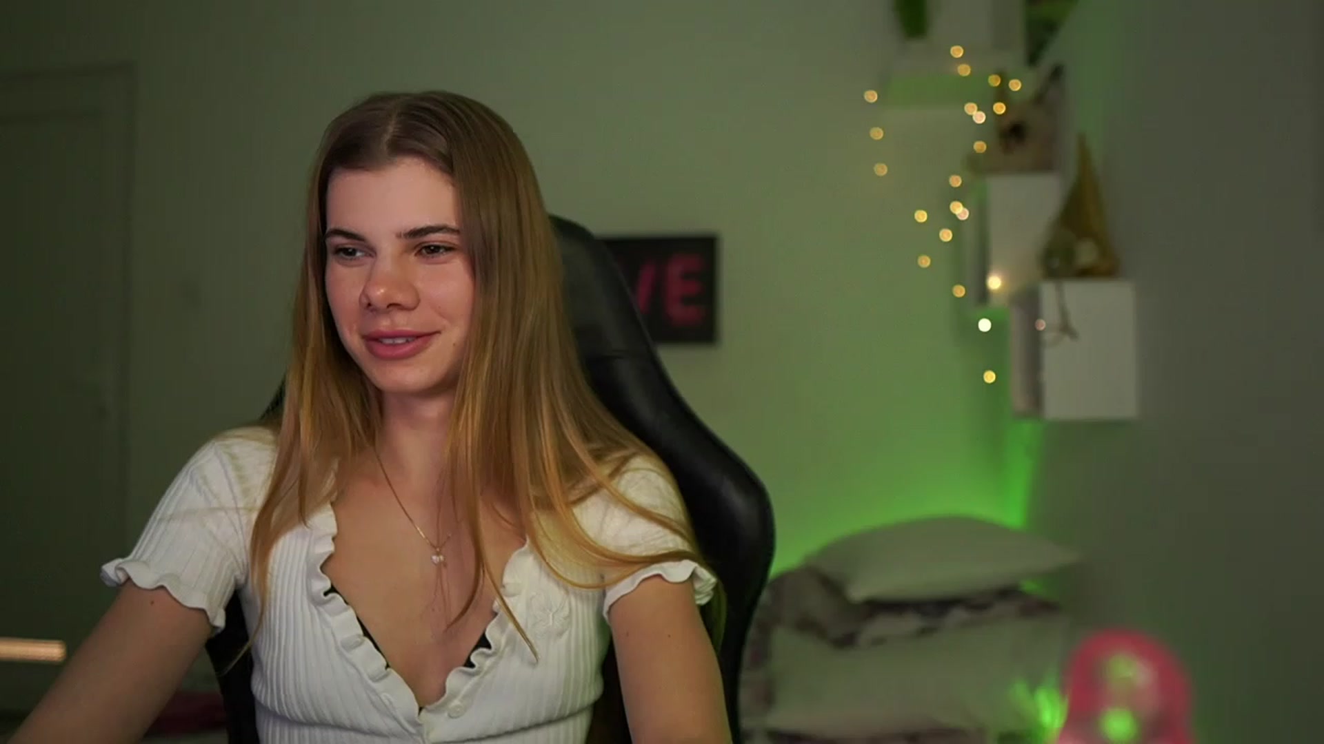 Gallery image thumbnail from RileyReid_18's myfreecams stream on, 03/04/2023, 14:51 image 16 of 20