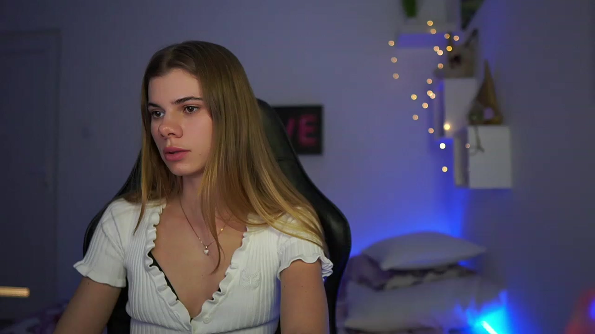 Gallery image thumbnail from RileyReid_18's myfreecams stream on, 03/04/2023, 14:51 image 12 of 20