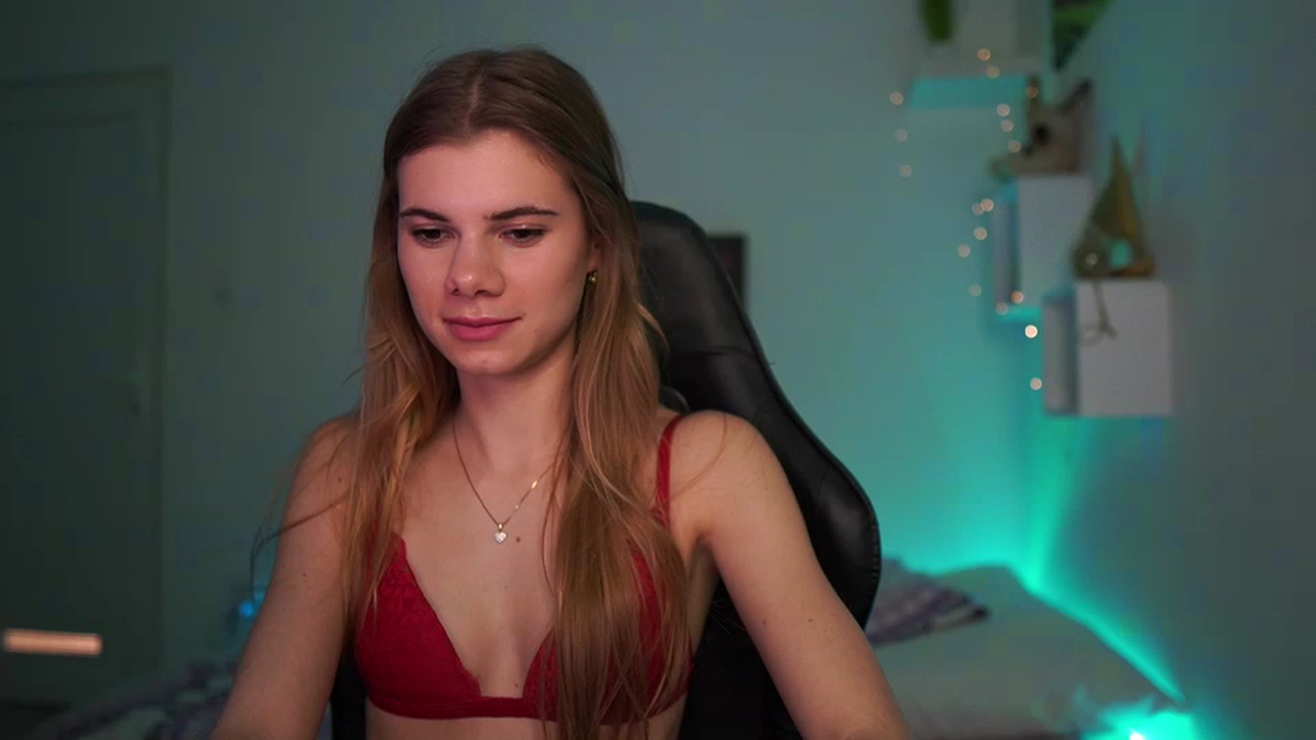Gallery image thumbnail from RileyReid_18's myfreecams stream on, 03/10/2023, 15:00 image 12 of 20
