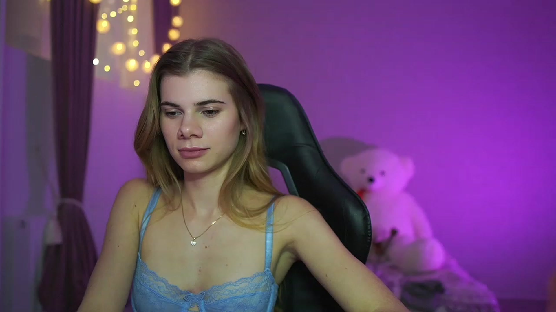 Gallery image thumbnail from RileyReid_18's myfreecams stream on, 03/24/2023, 15:18 image 15 of 20