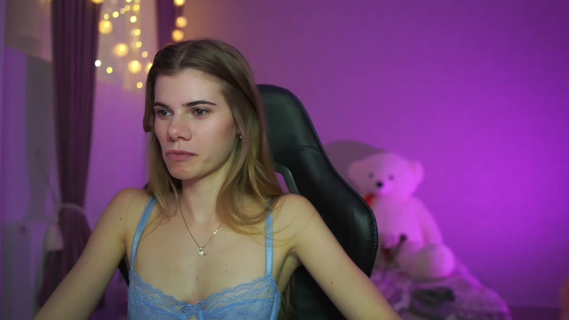Gallery image thumbnail from RileyReid_18's myfreecams stream on, 03/24/2023, 15:18 image 16 of 20
