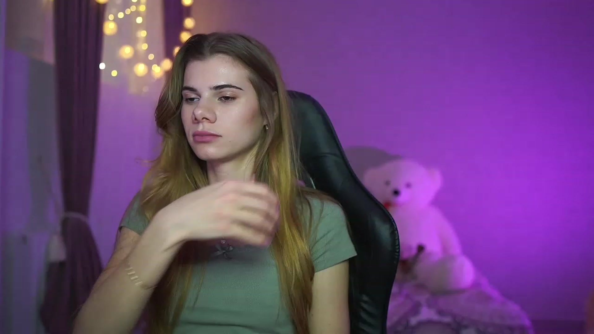 Gallery image thumbnail from RileyReid_18's myfreecams stream on, 03/24/2023, 15:18 image 10 of 20