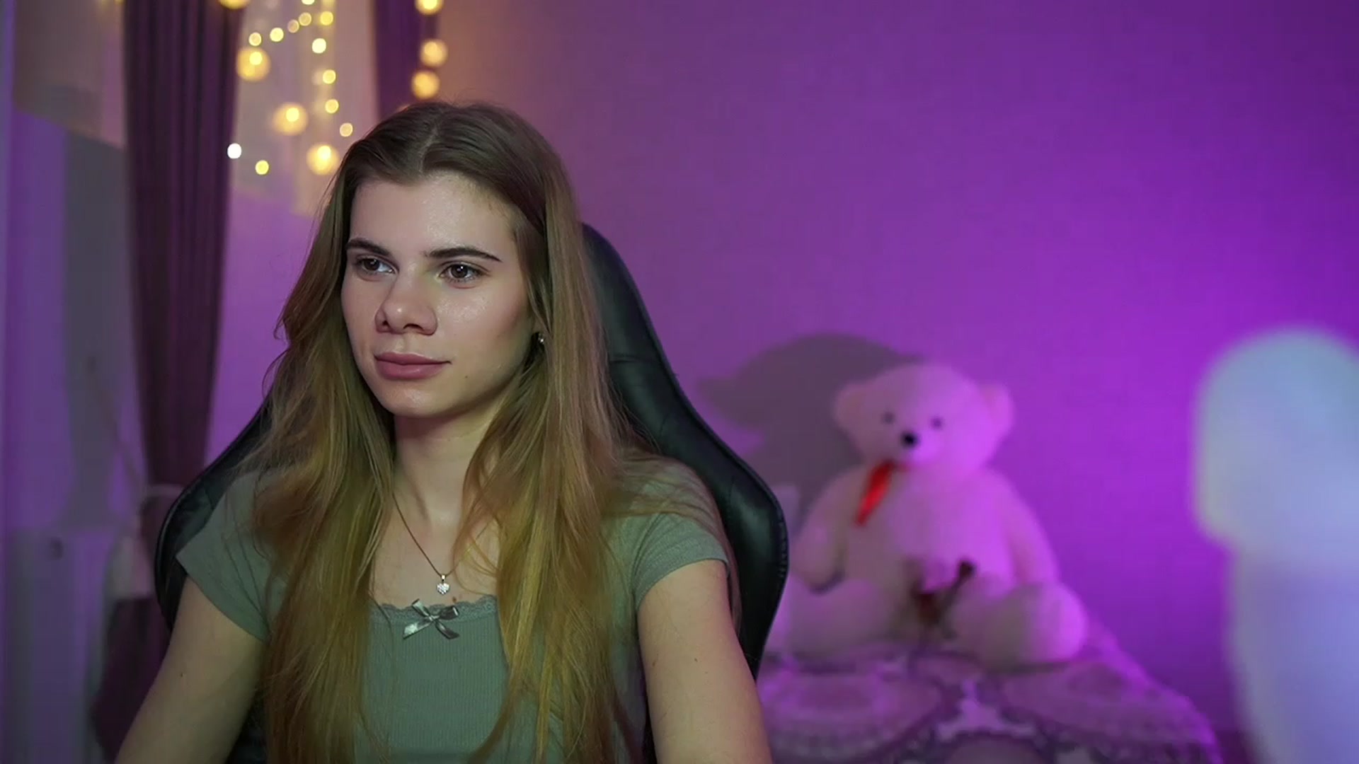 Gallery image thumbnail from RileyReid_18's myfreecams stream on, 03/24/2023, 15:18 image 6 of 20