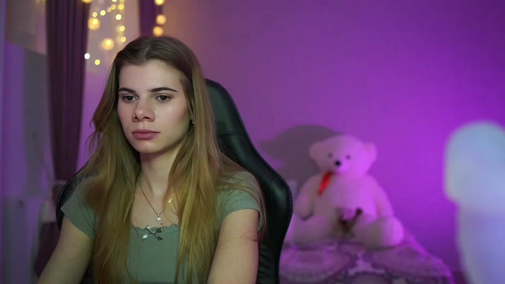 Gallery image thumbnail from RileyReid_18's myfreecams stream on, 03/24/2023, 15:18 image 5 of 20