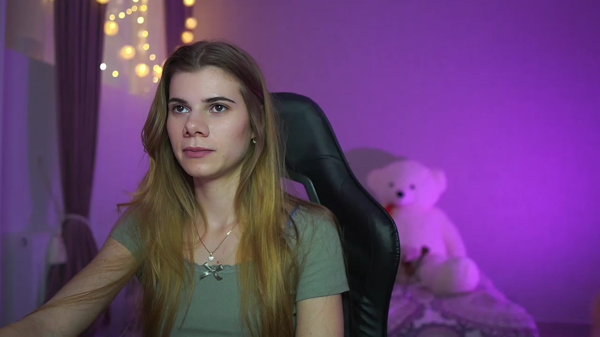 Gallery image thumbnail from RileyReid_18's myfreecams stream on, 03/24/2023, 15:18 image 12 of 20