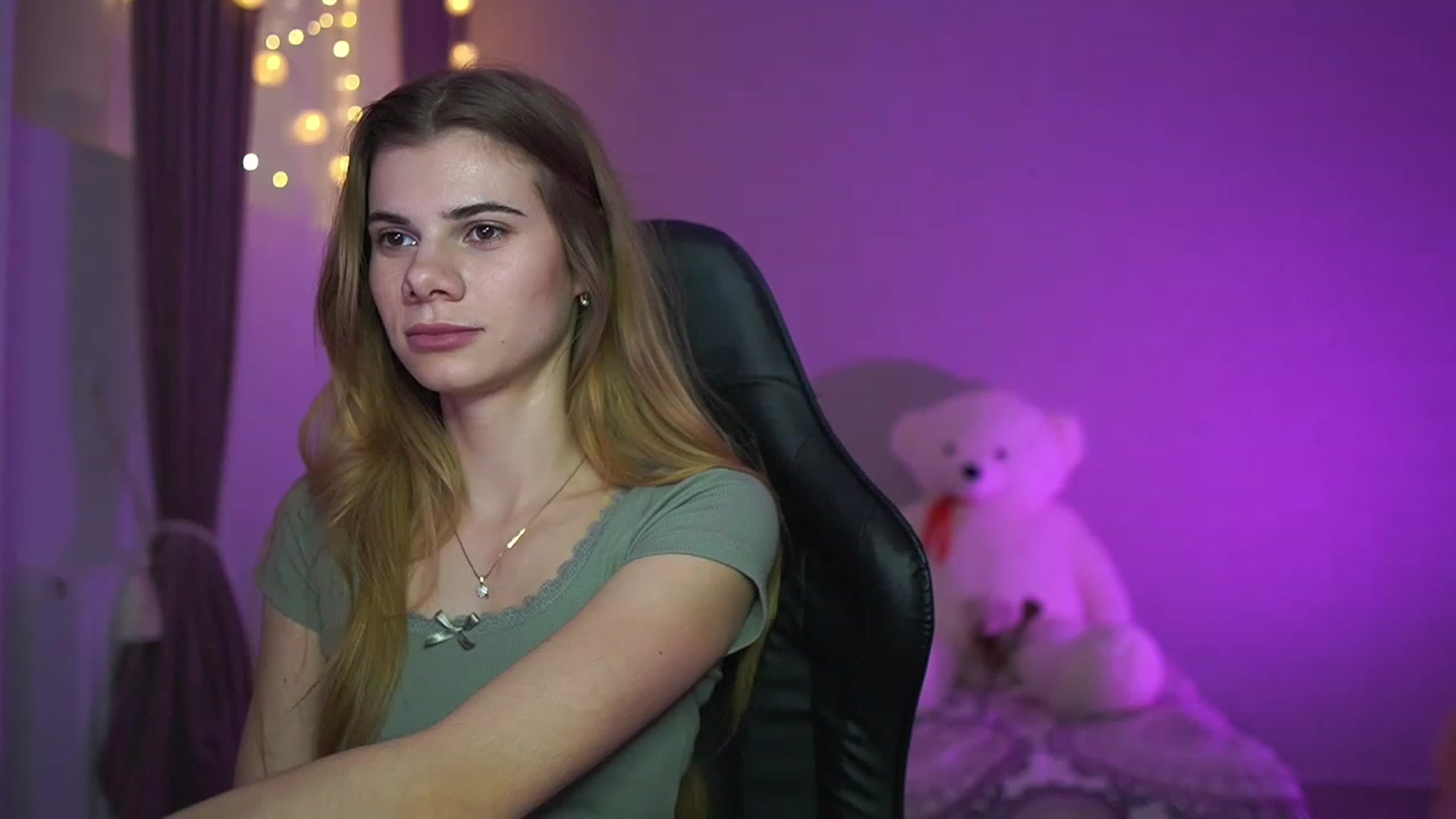 Gallery image thumbnail from RileyReid_18's myfreecams stream on, 03/24/2023, 15:18 image 9 of 20