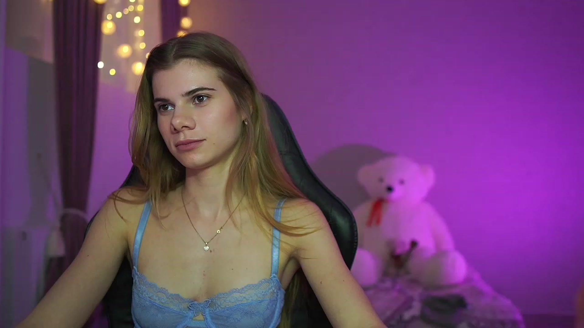 Gallery image thumbnail from RileyReid_18's myfreecams stream on, 03/24/2023, 15:18 image 20 of 20