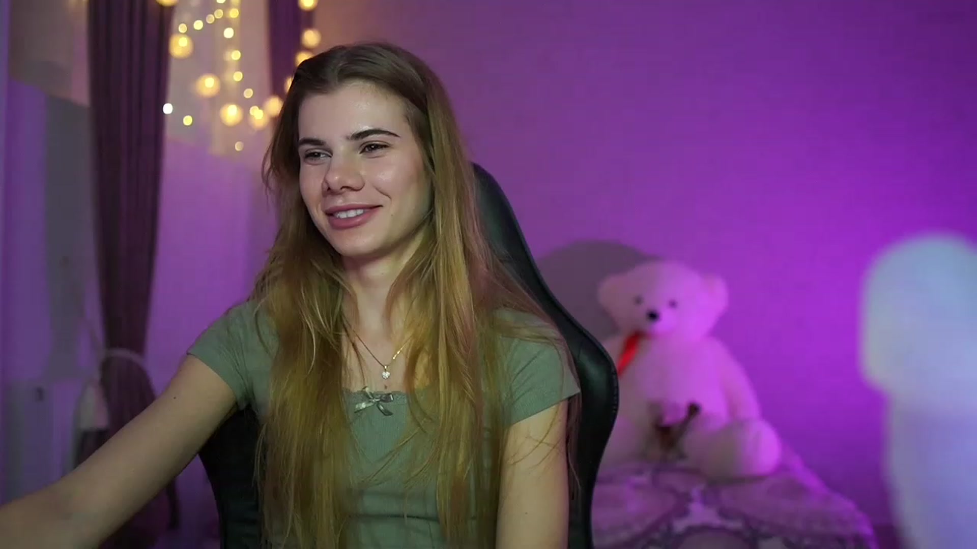 Gallery image thumbnail from RileyReid_18's myfreecams stream on, 03/24/2023, 15:18 image 3 of 20