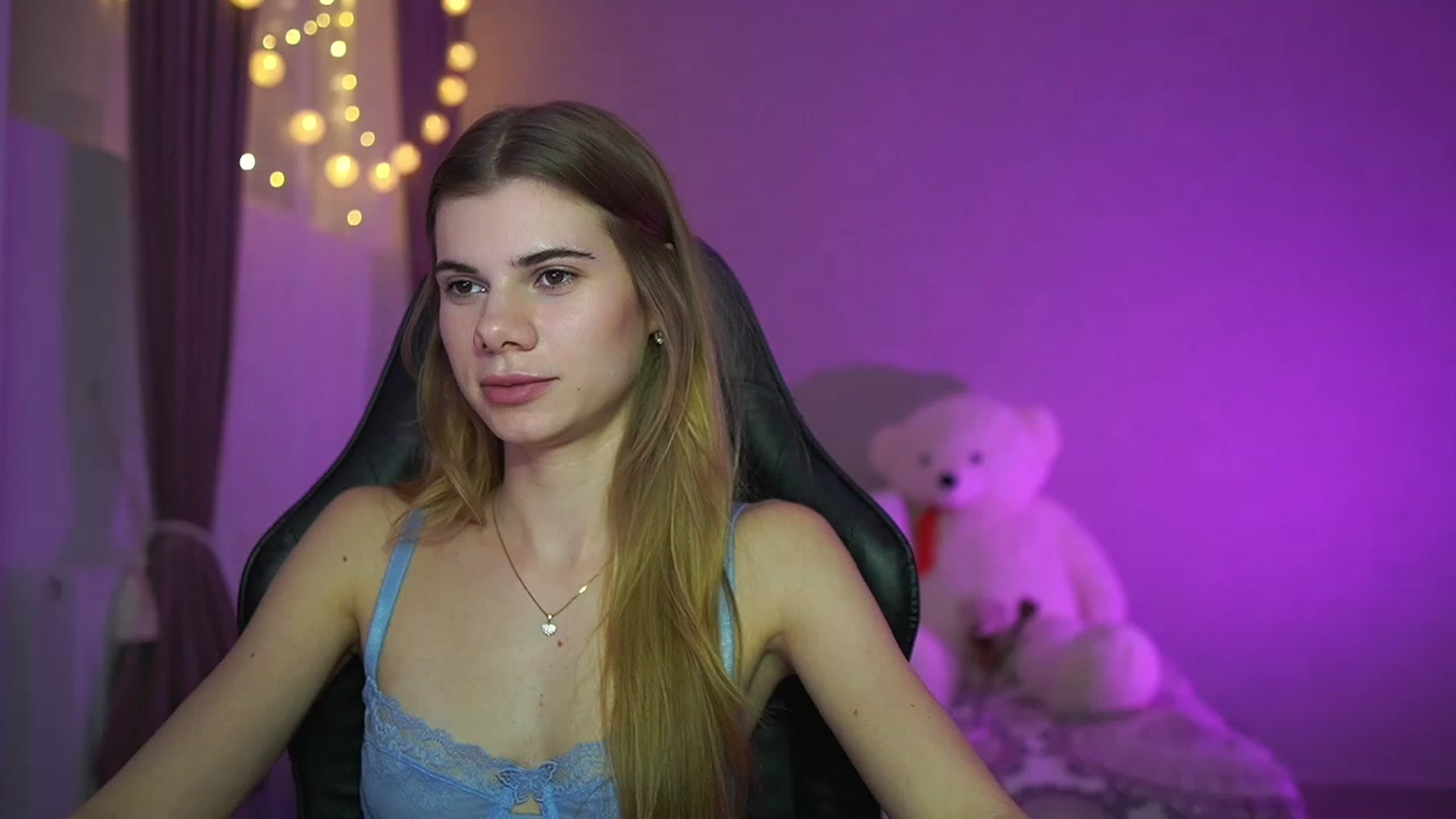 Gallery image thumbnail from RileyReid_18's myfreecams stream on, 03/24/2023, 16:46 image 18 of 20