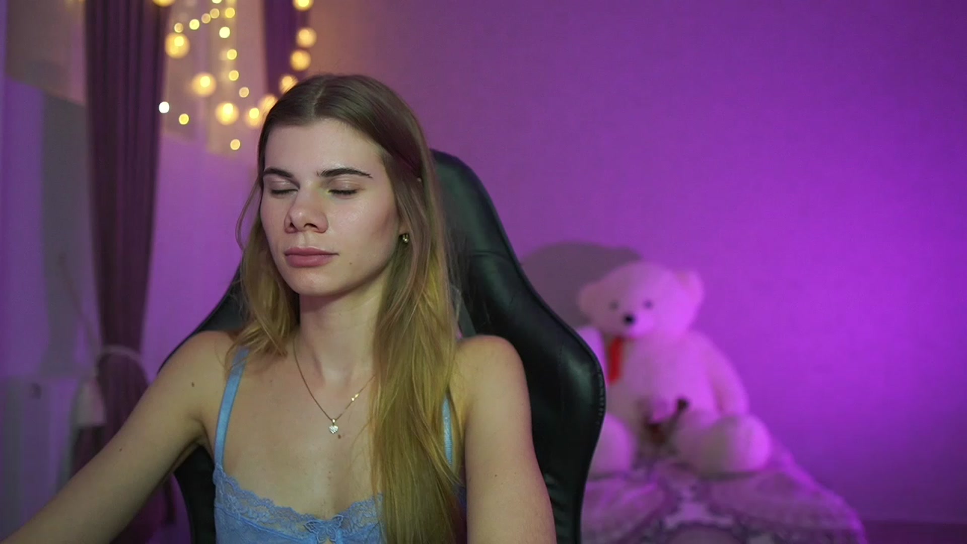 Gallery image thumbnail from RileyReid_18's myfreecams stream on, 03/24/2023, 16:46 image 19 of 20