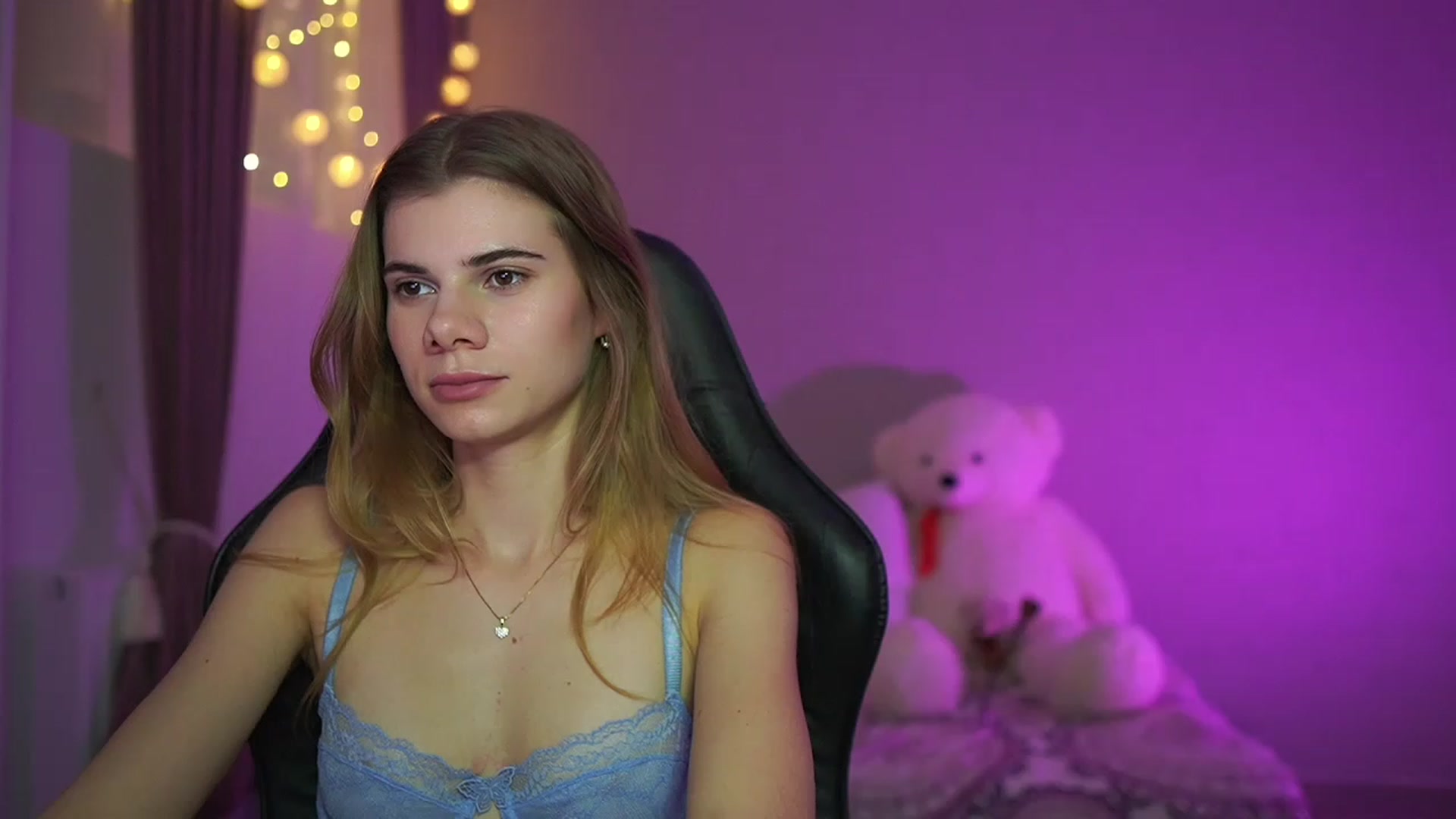 Gallery image thumbnail from RileyReid_18's myfreecams stream on, 03/24/2023, 16:46 image 2 of 20