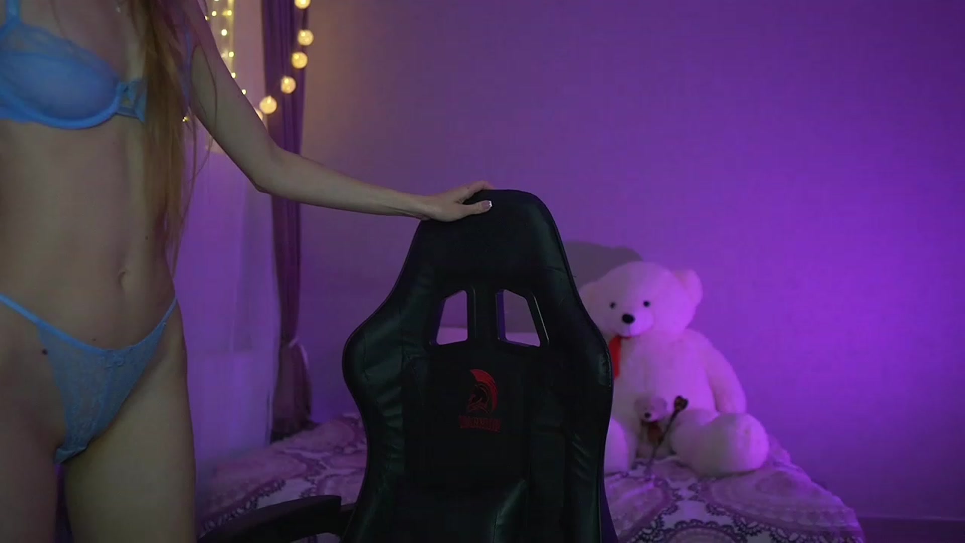 Gallery image thumbnail from RileyReid_18's myfreecams stream on, 03/24/2023, 16:46 image 14 of 20