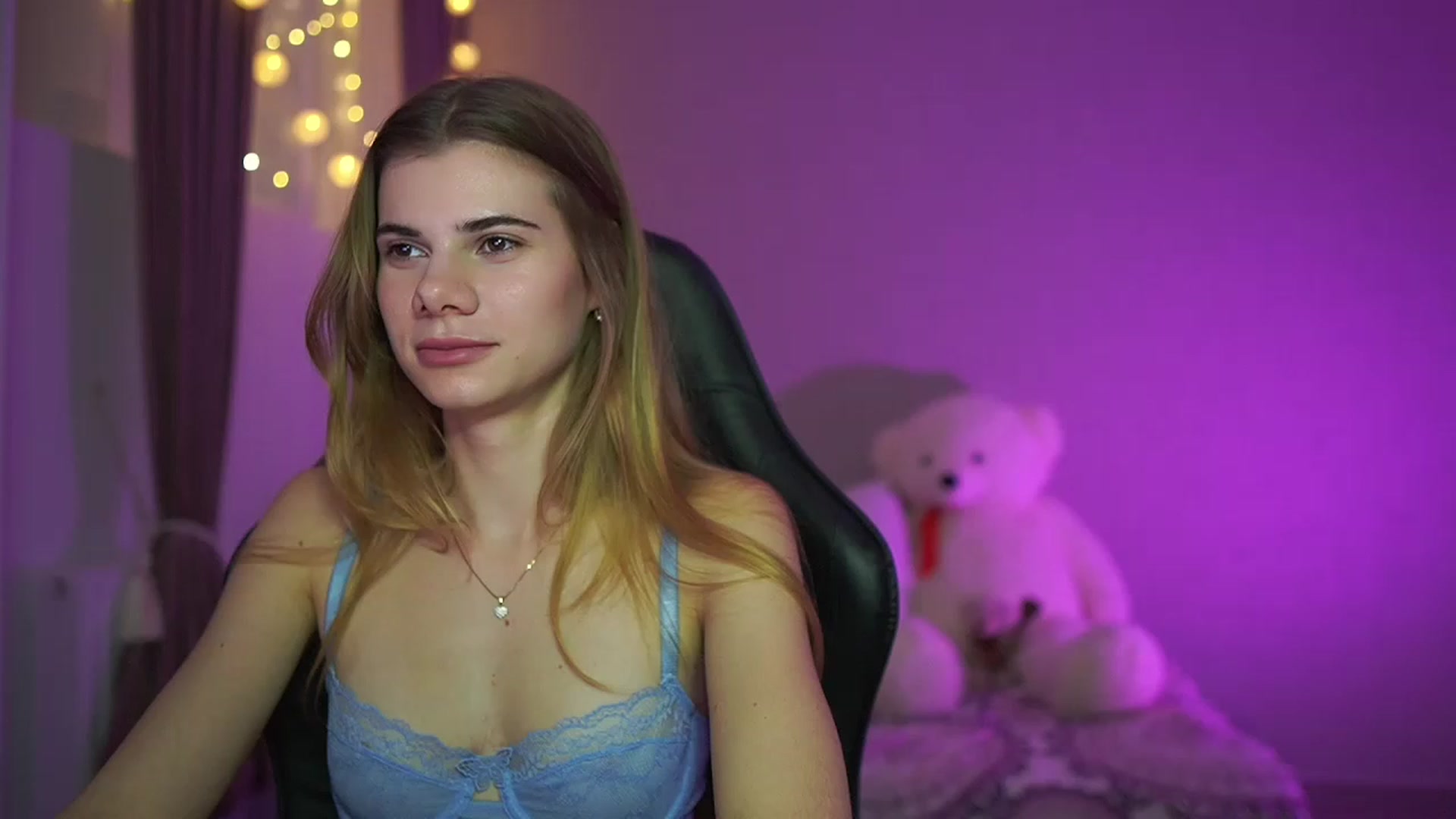 Gallery image thumbnail from RileyReid_18's myfreecams stream on, 03/24/2023, 16:46 image 3 of 20