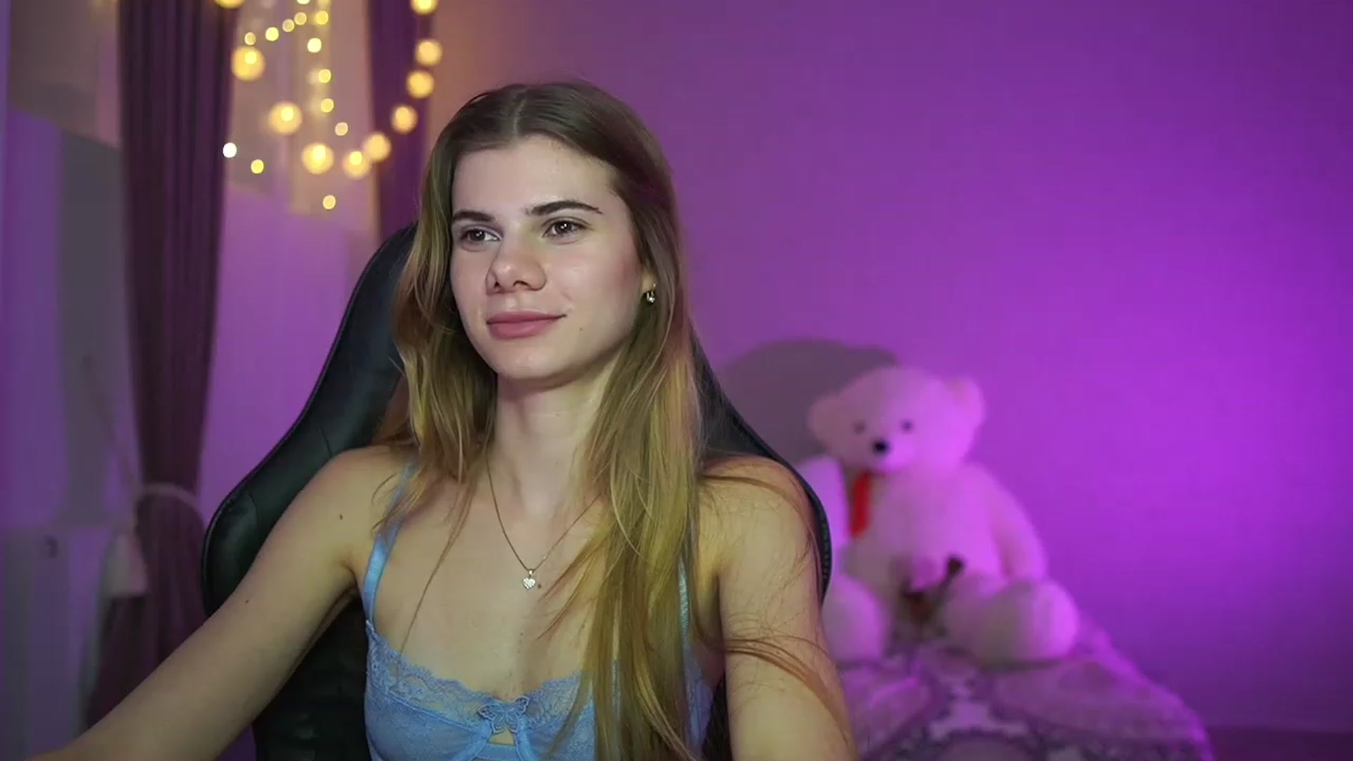Gallery image thumbnail from RileyReid_18's myfreecams stream on, 03/24/2023, 16:46 image 13 of 20