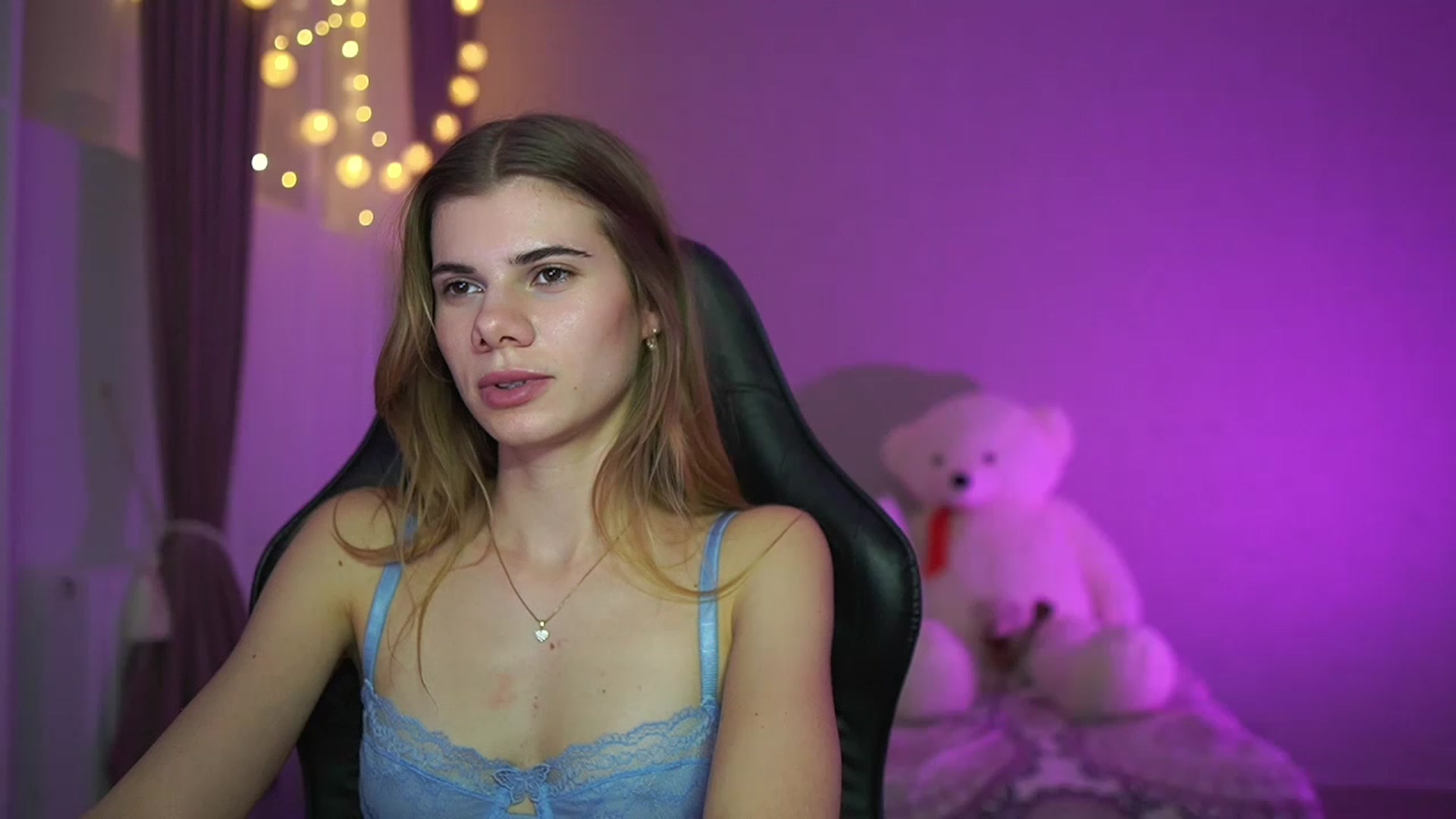 Gallery image thumbnail from RileyReid_18's myfreecams stream on, 03/24/2023, 17:51 image 17 of 20