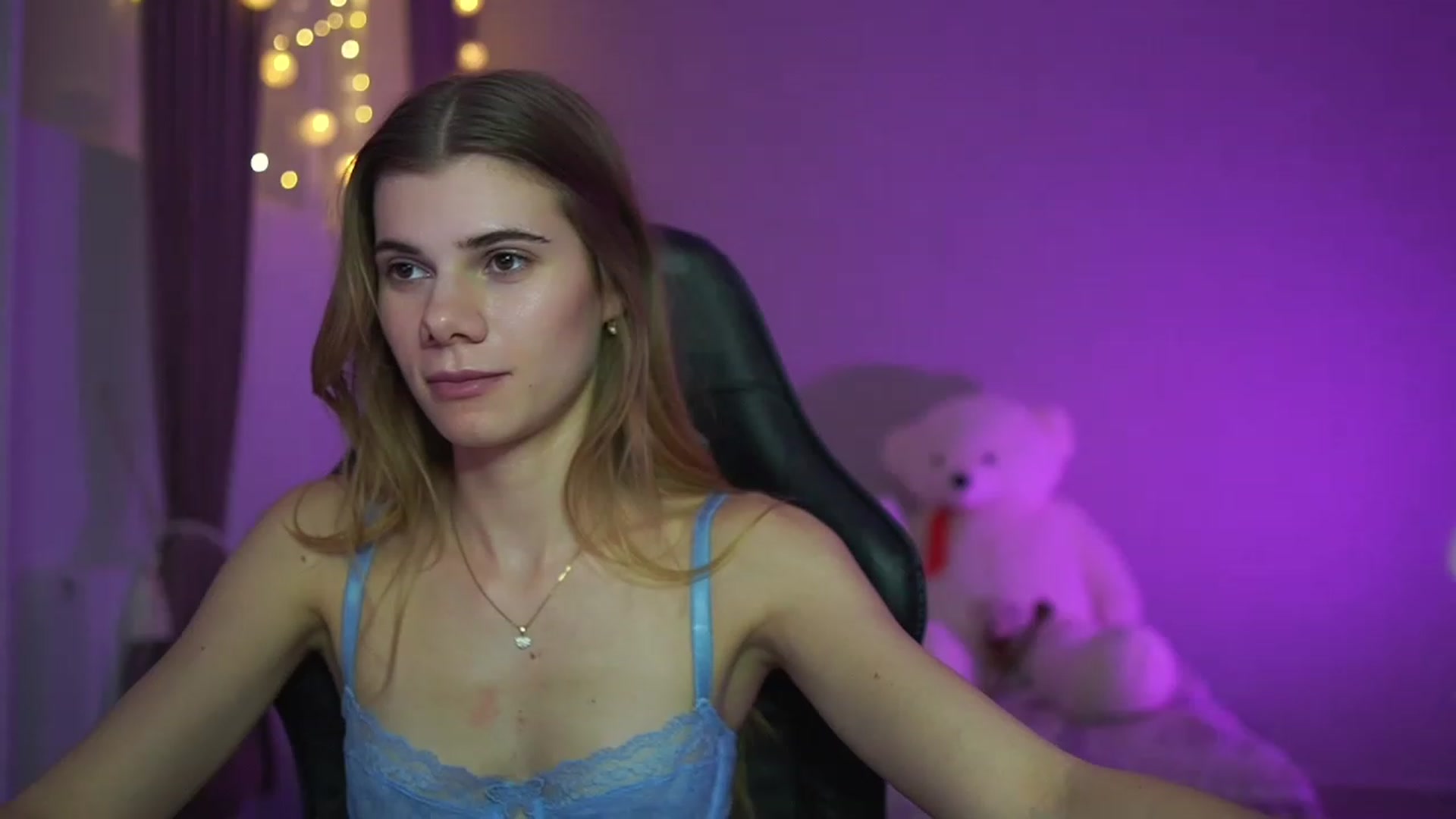 Gallery image thumbnail from RileyReid_18's myfreecams stream on, 03/24/2023, 17:51 image 15 of 20