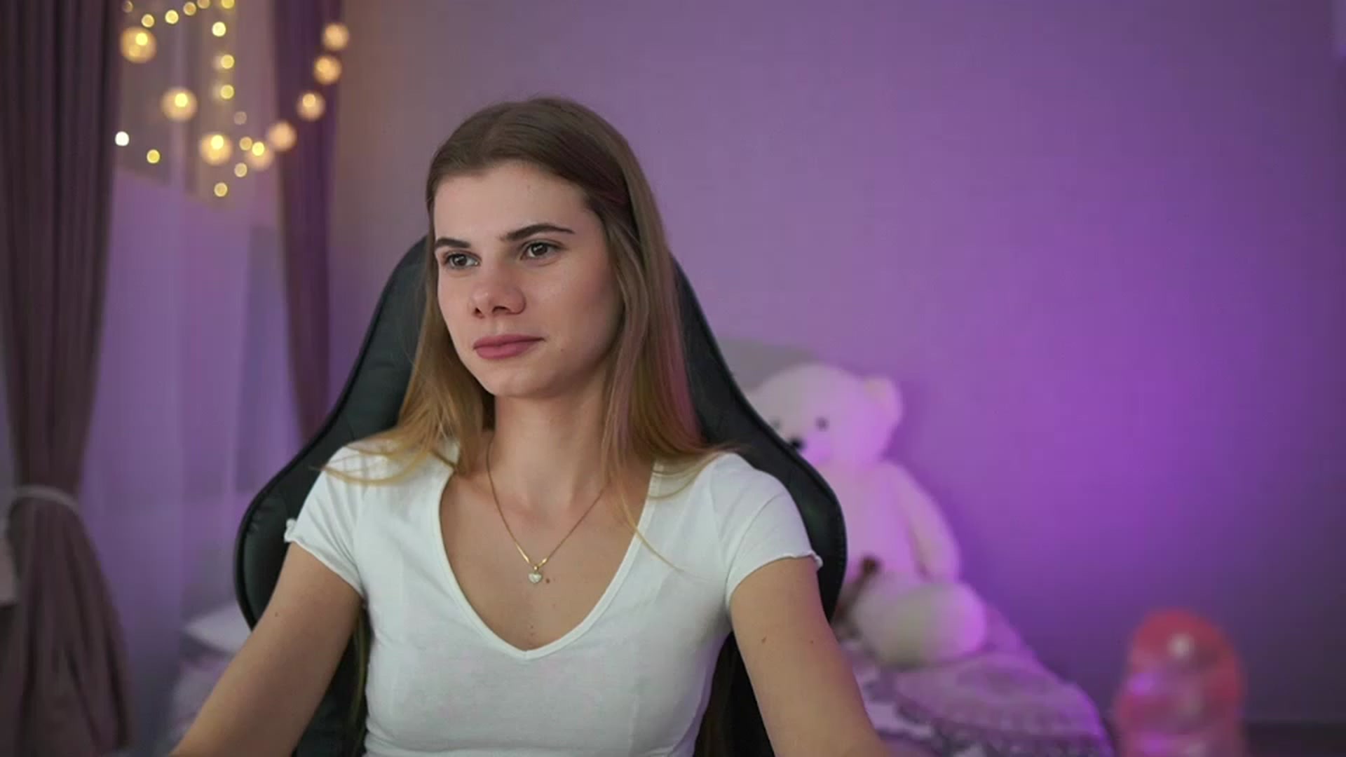 Gallery image thumbnail from RileyReid_18's myfreecams stream on, 03/25/2023, 21:03 image 6 of 20