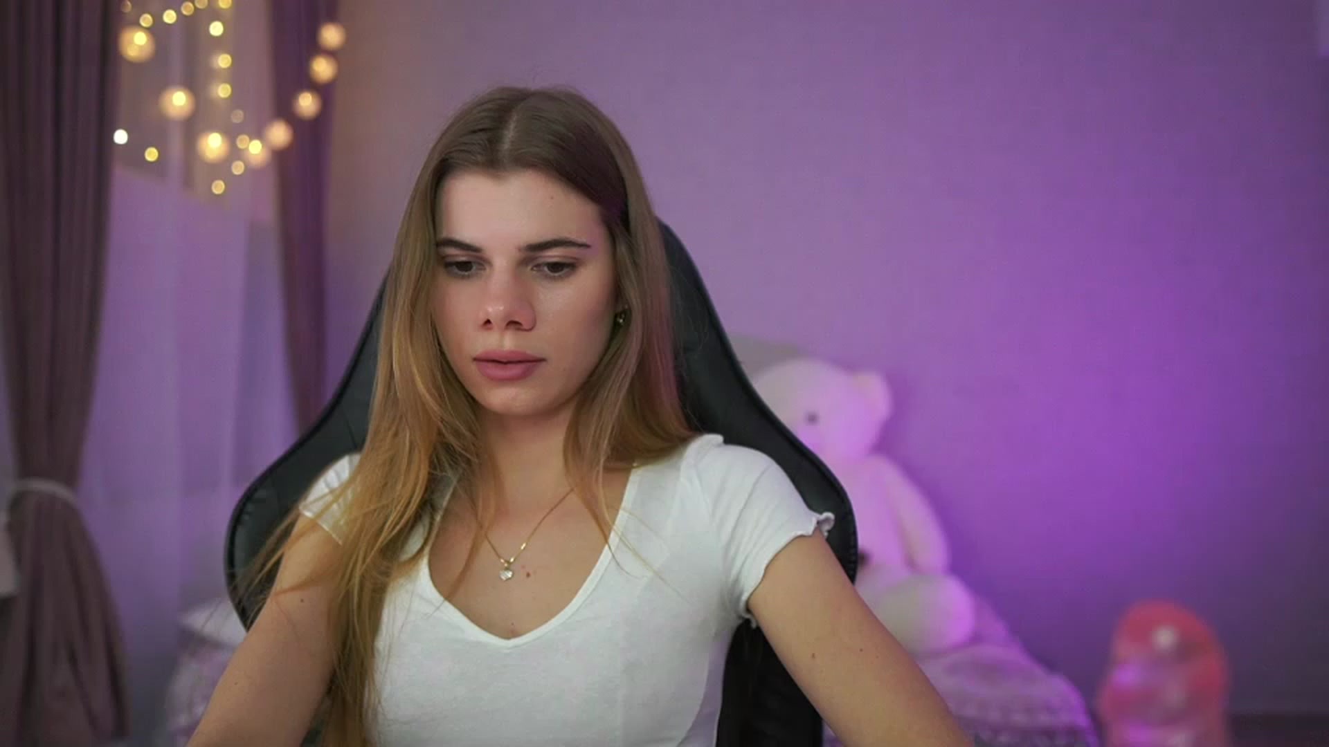 Gallery image thumbnail from RileyReid_18's myfreecams stream on, 03/25/2023, 21:03 image 10 of 20