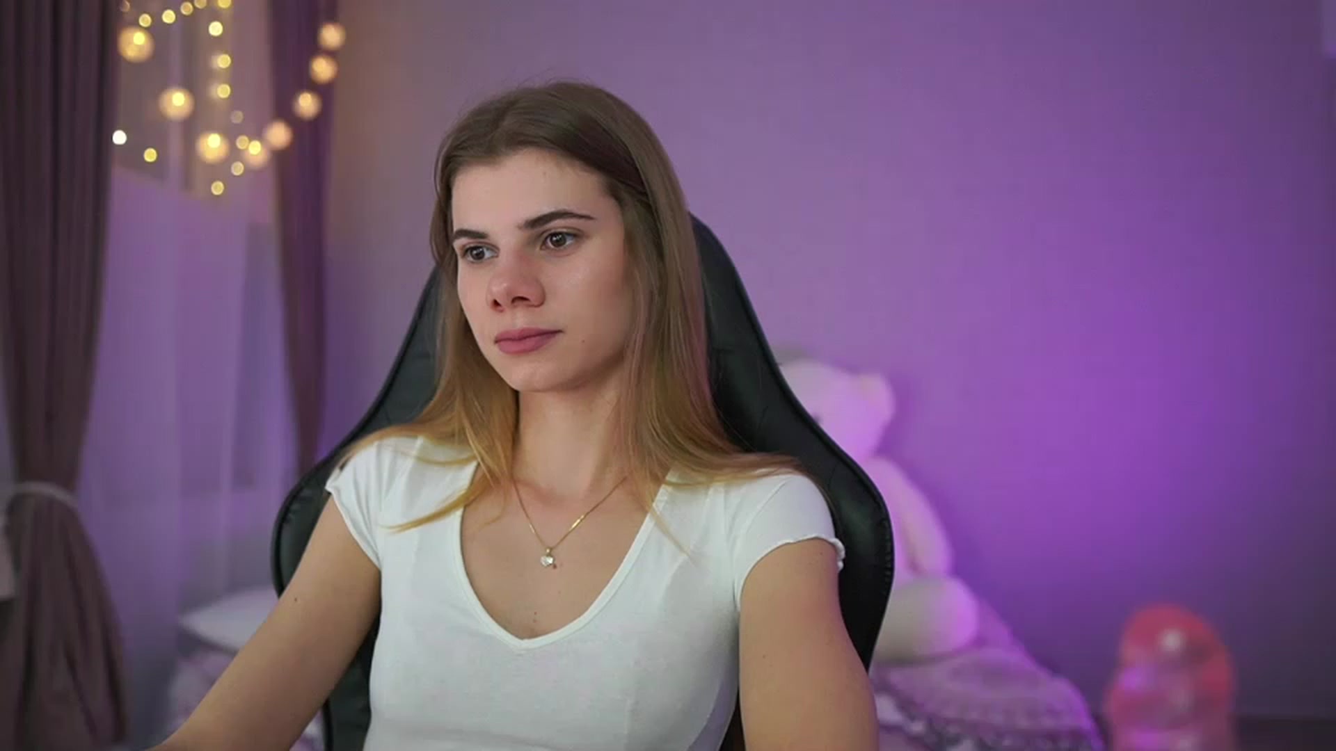 Gallery image thumbnail from RileyReid_18's myfreecams stream on, 03/25/2023, 21:03 image 3 of 20