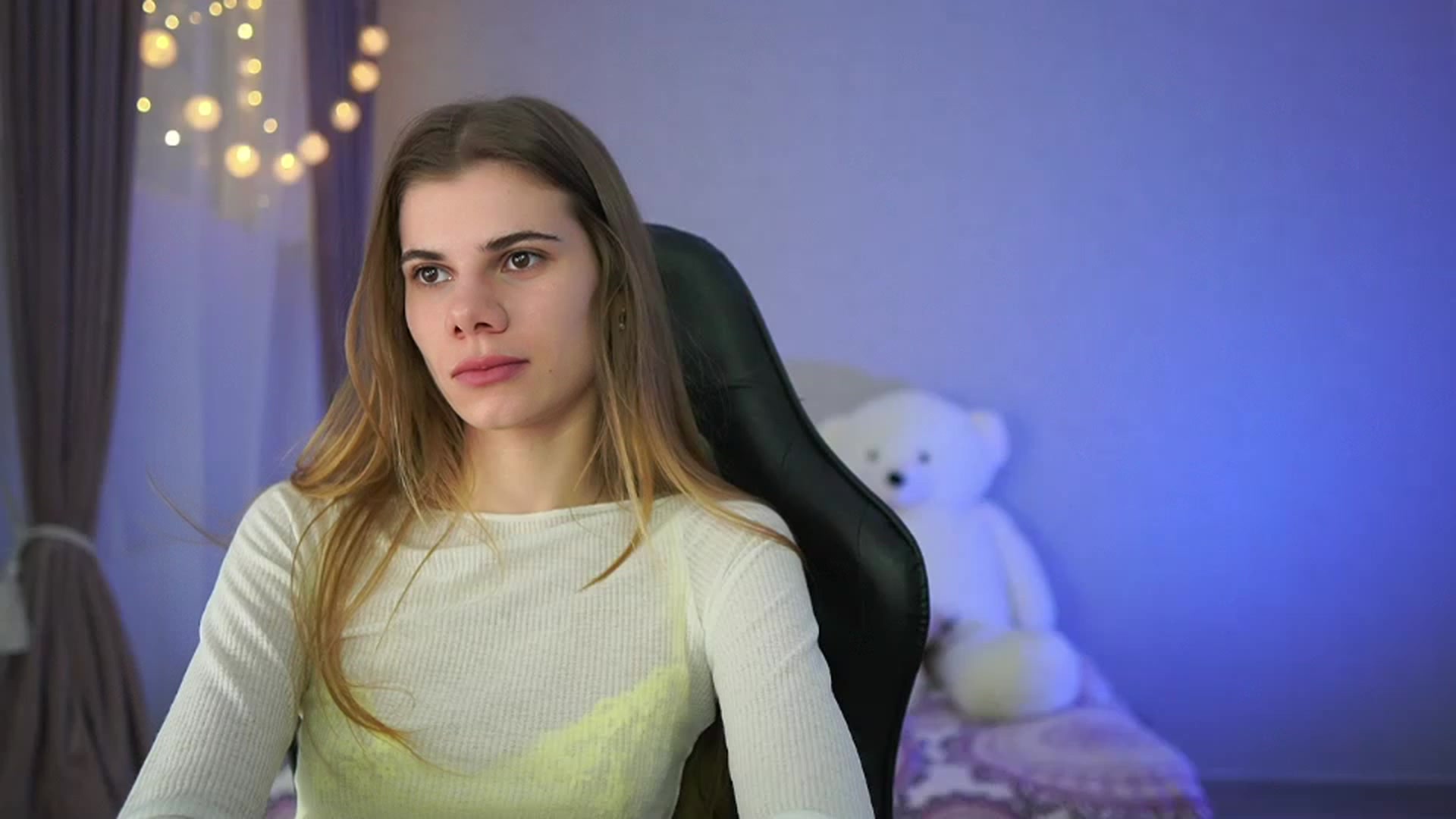 Gallery image thumbnail from RileyReid_18's myfreecams stream on, 03/26/2023, 16:18 image 2 of 20
