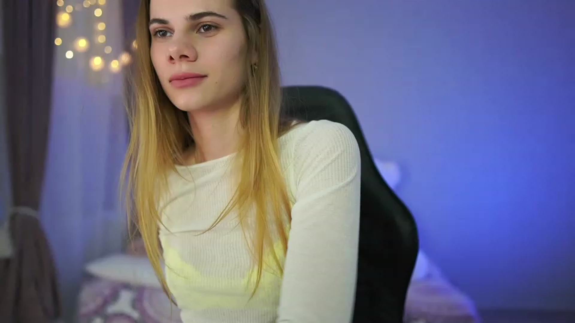 Gallery image thumbnail from RileyReid_18's myfreecams stream on, 03/26/2023, 16:18 image 5 of 20