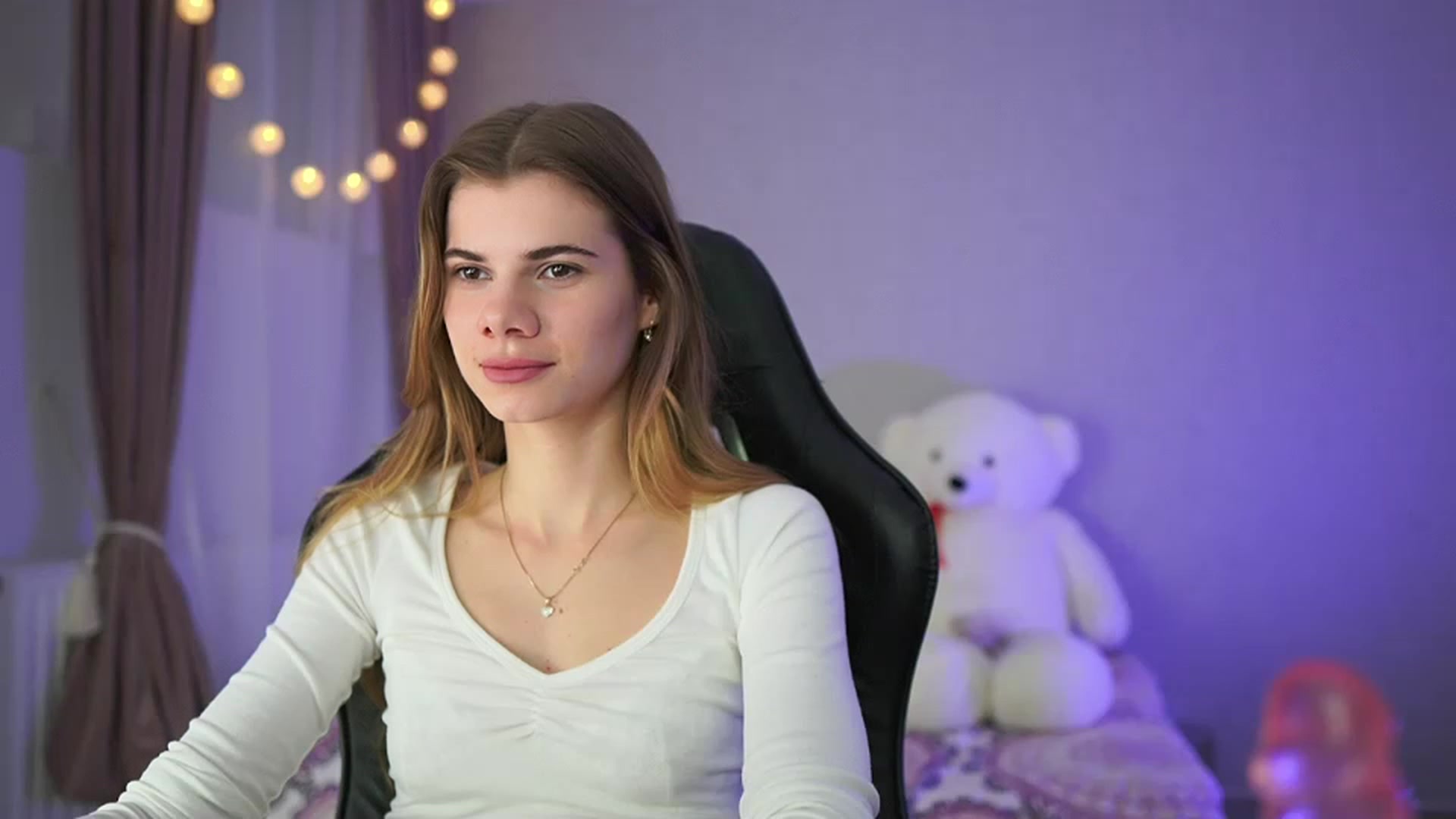 Gallery image thumbnail from RileyReid_18's myfreecams stream on, 03/27/2023, 15:24 image 14 of 20