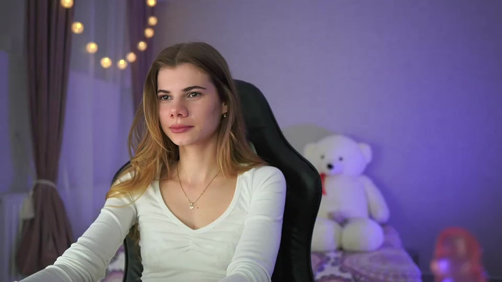 Gallery image thumbnail from RileyReid_18's myfreecams stream on, 03/27/2023, 15:24 image 16 of 20
