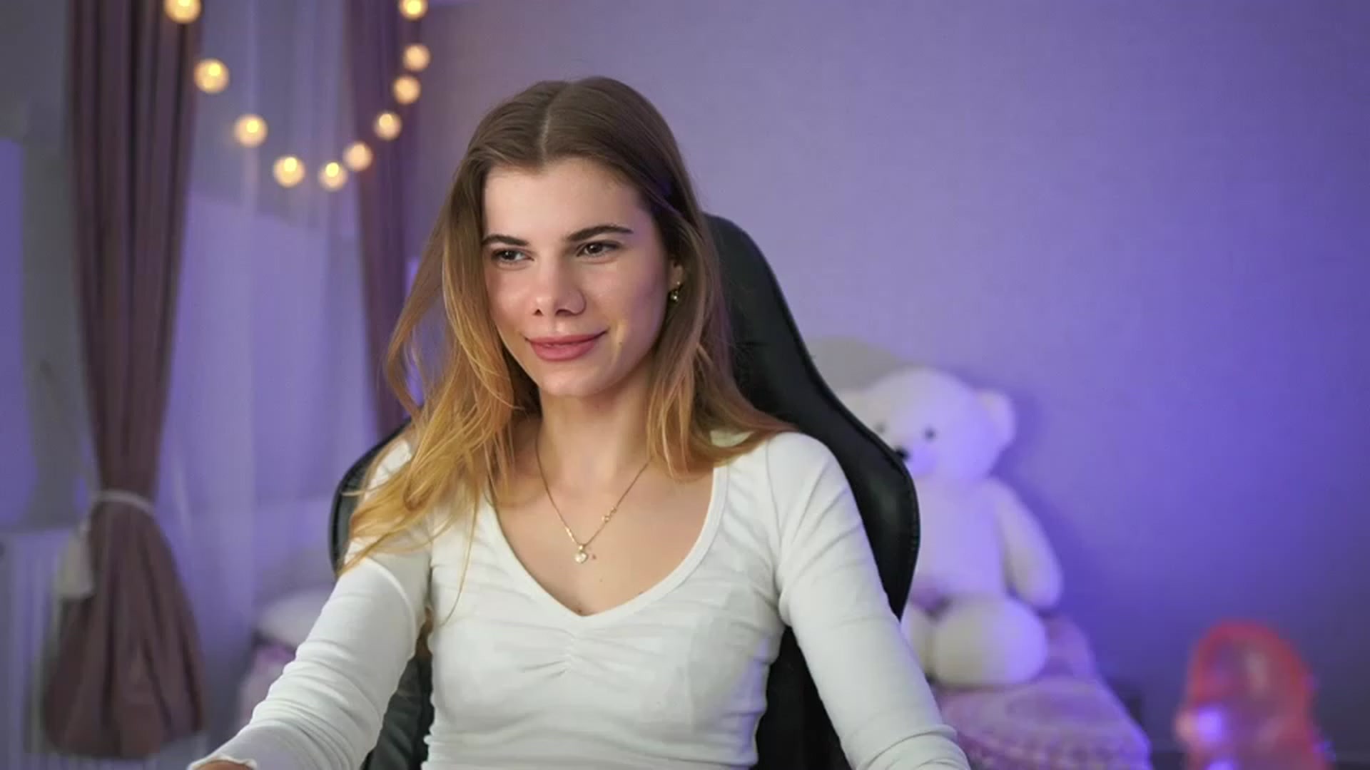 Gallery image thumbnail from RileyReid_18's myfreecams stream on, 03/27/2023, 15:24 image 19 of 20